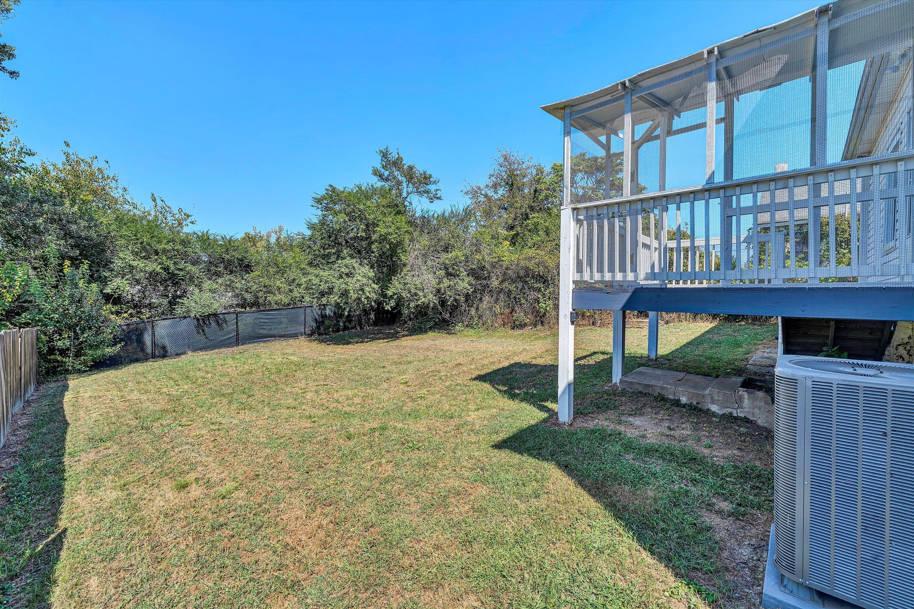 2225 Sabine AVE