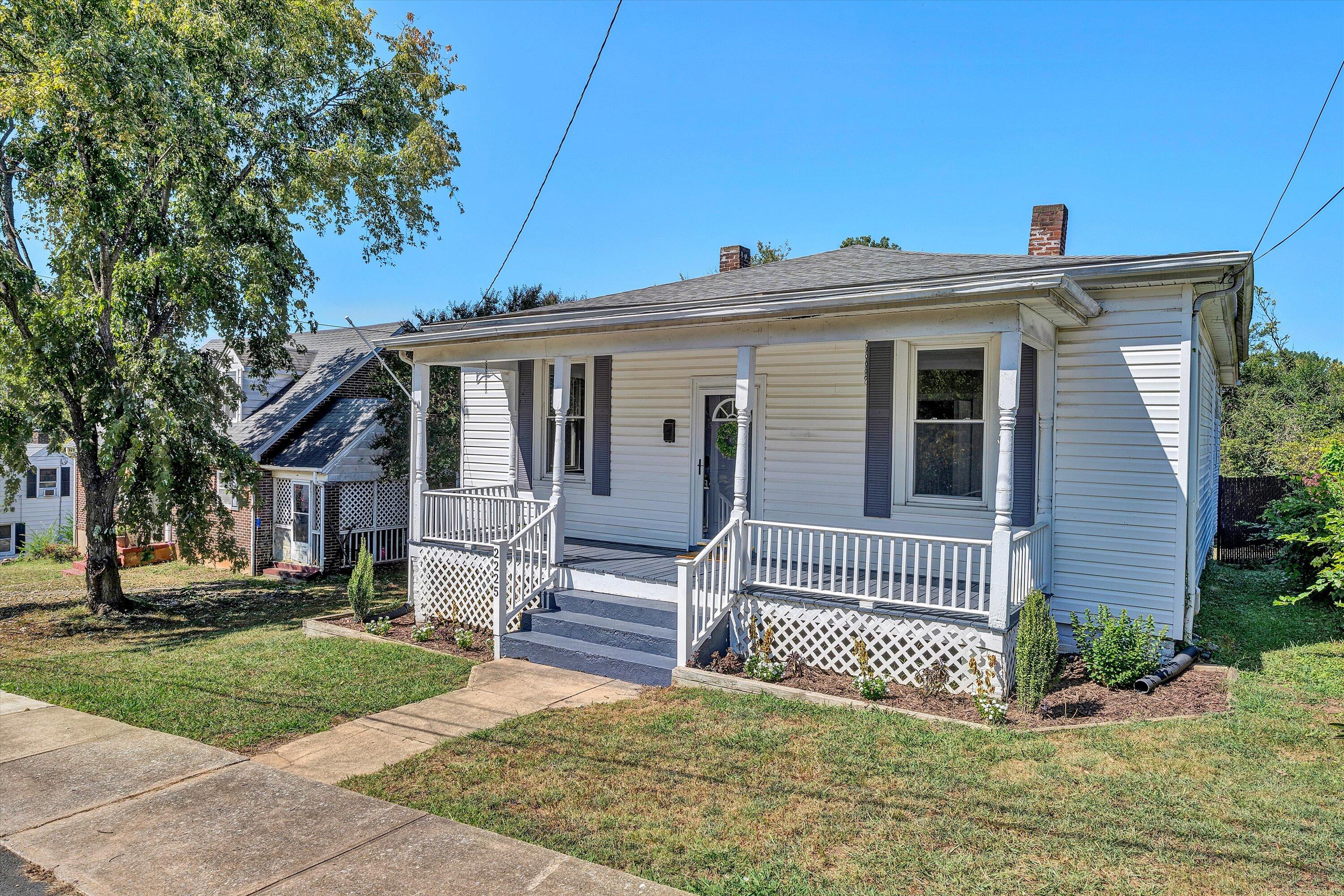 2225 Sabine AVE