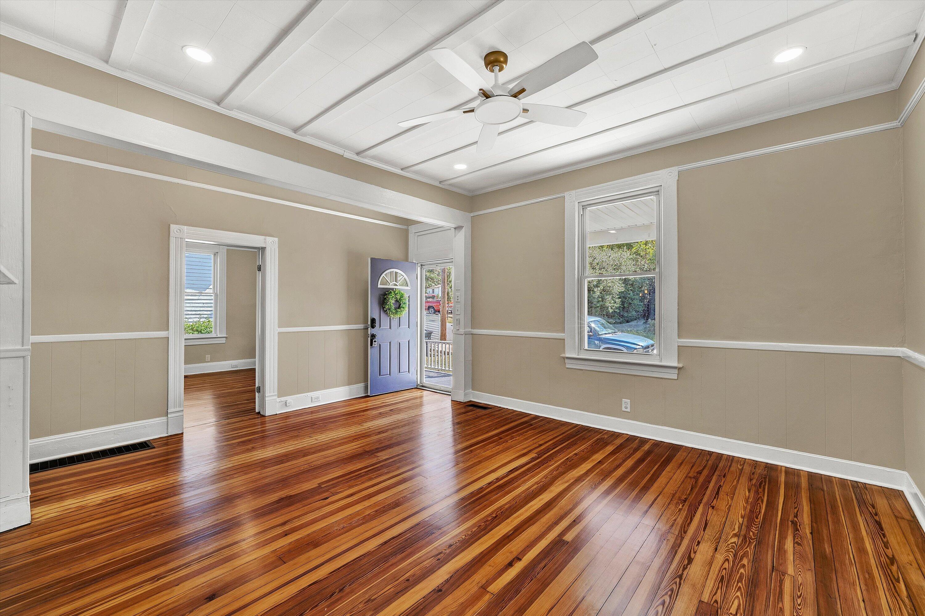 2225 Sabine AVE