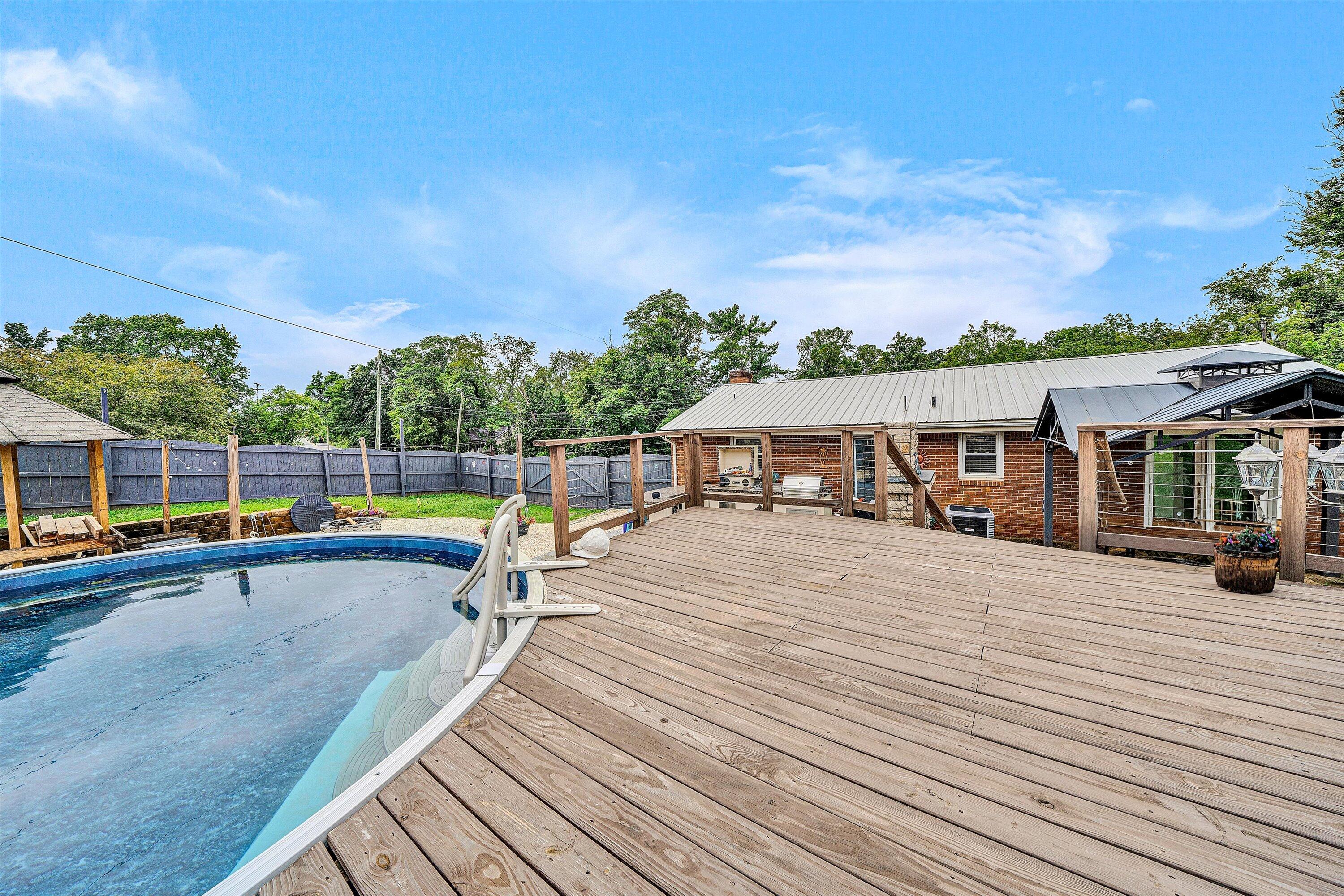 635 Ridgecrest DR