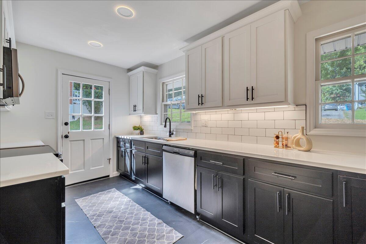 719 Estates RD SE