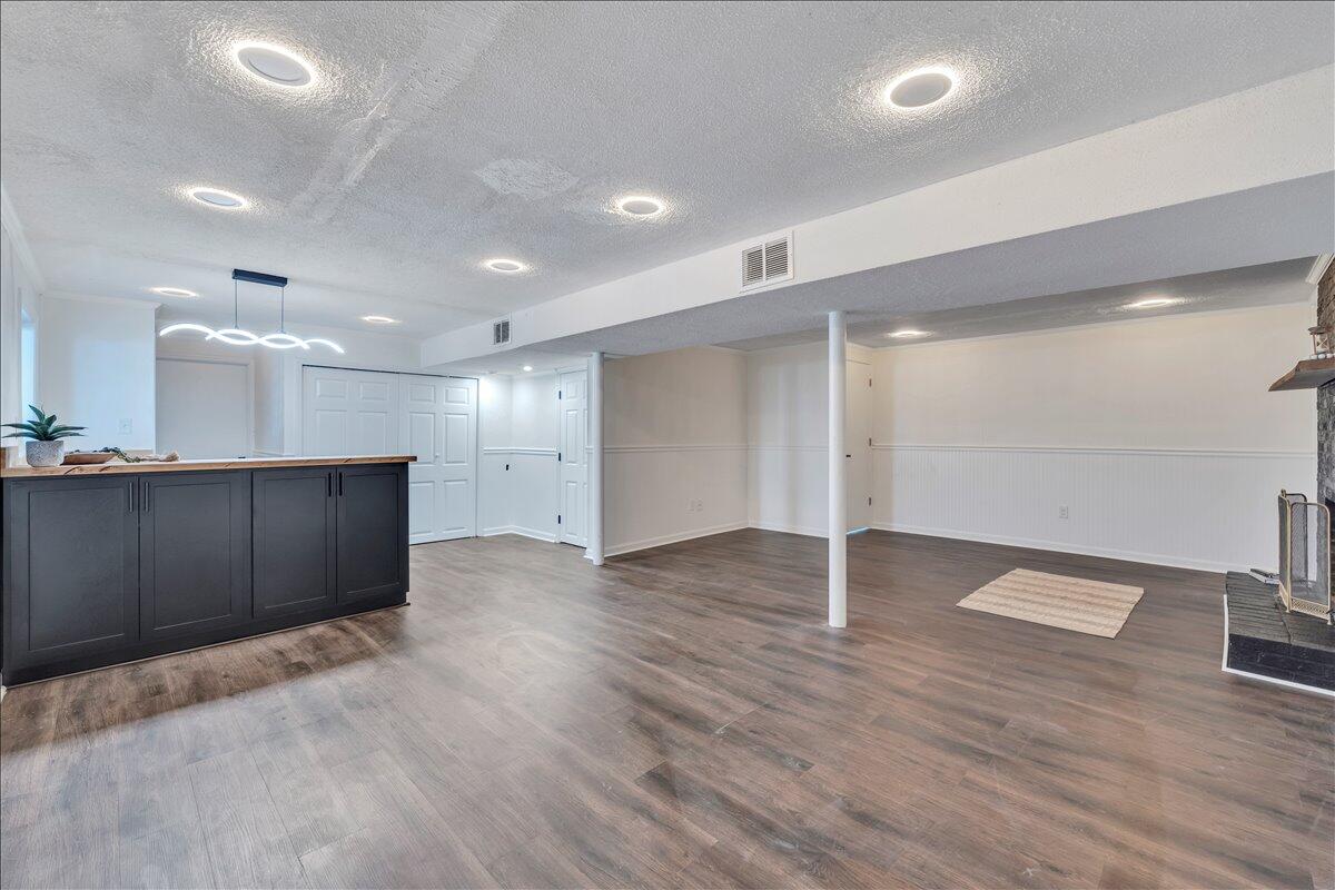 719 Estates RD SE