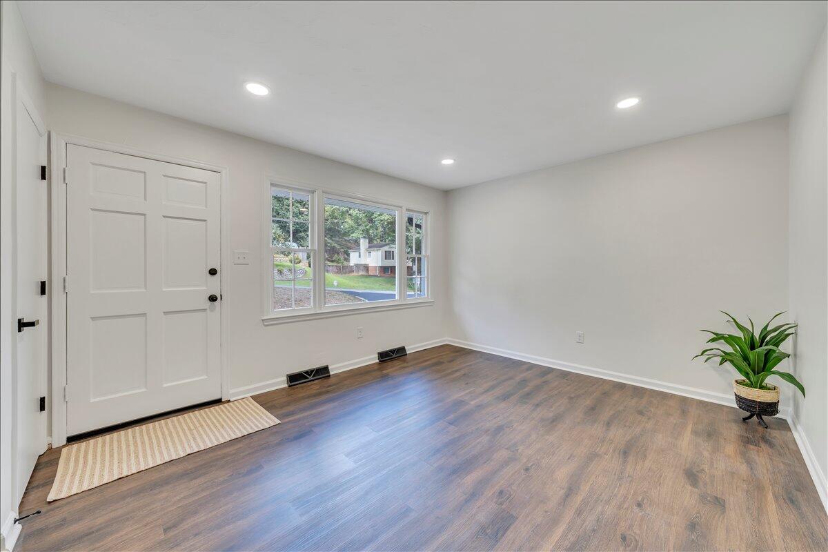 719 Estates RD SE