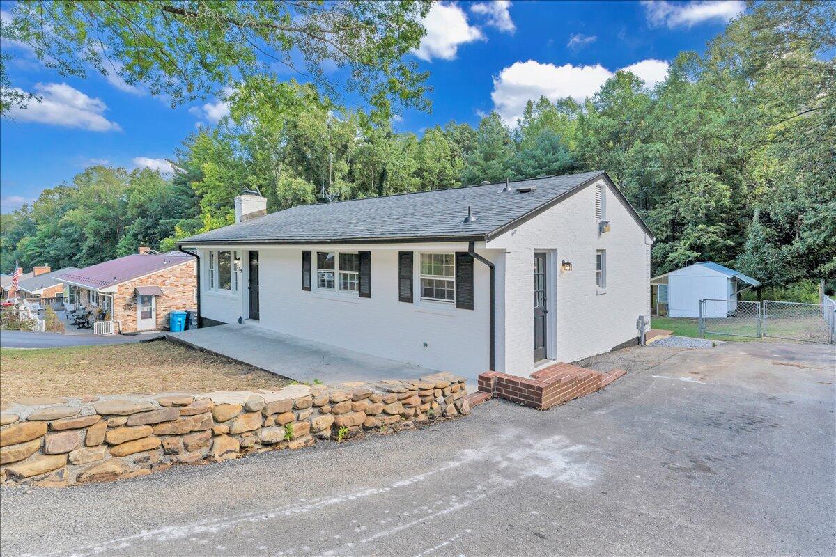 719 Estates RD SE