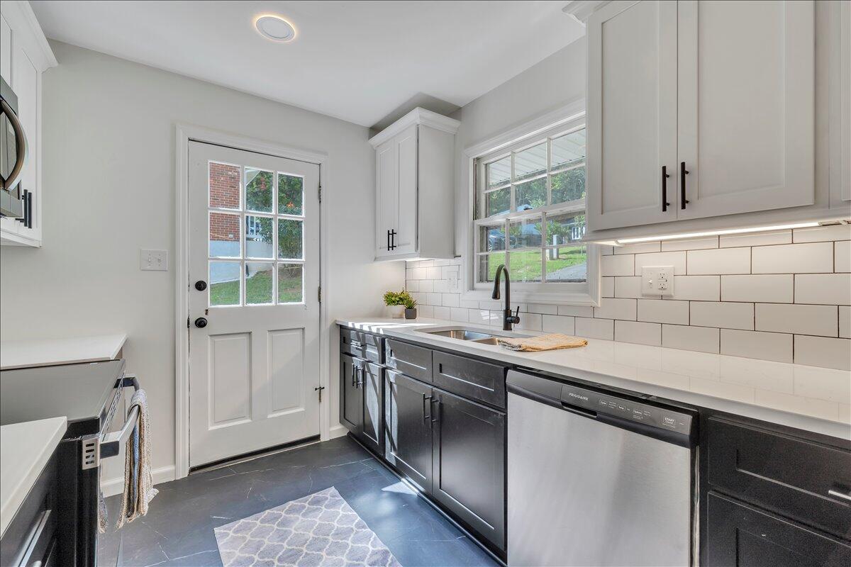 719 Estates RD SE