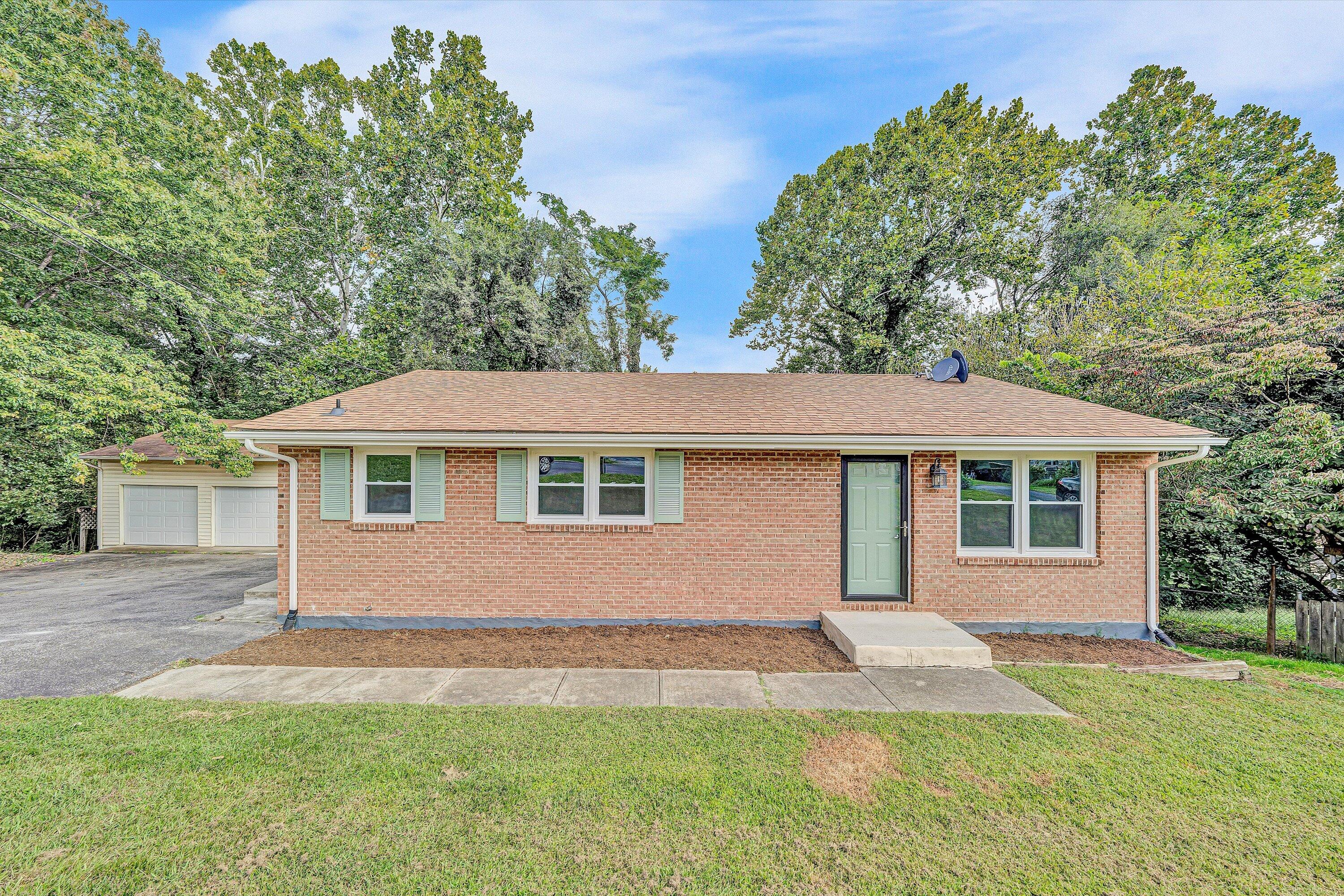845 Pinewood DR NW