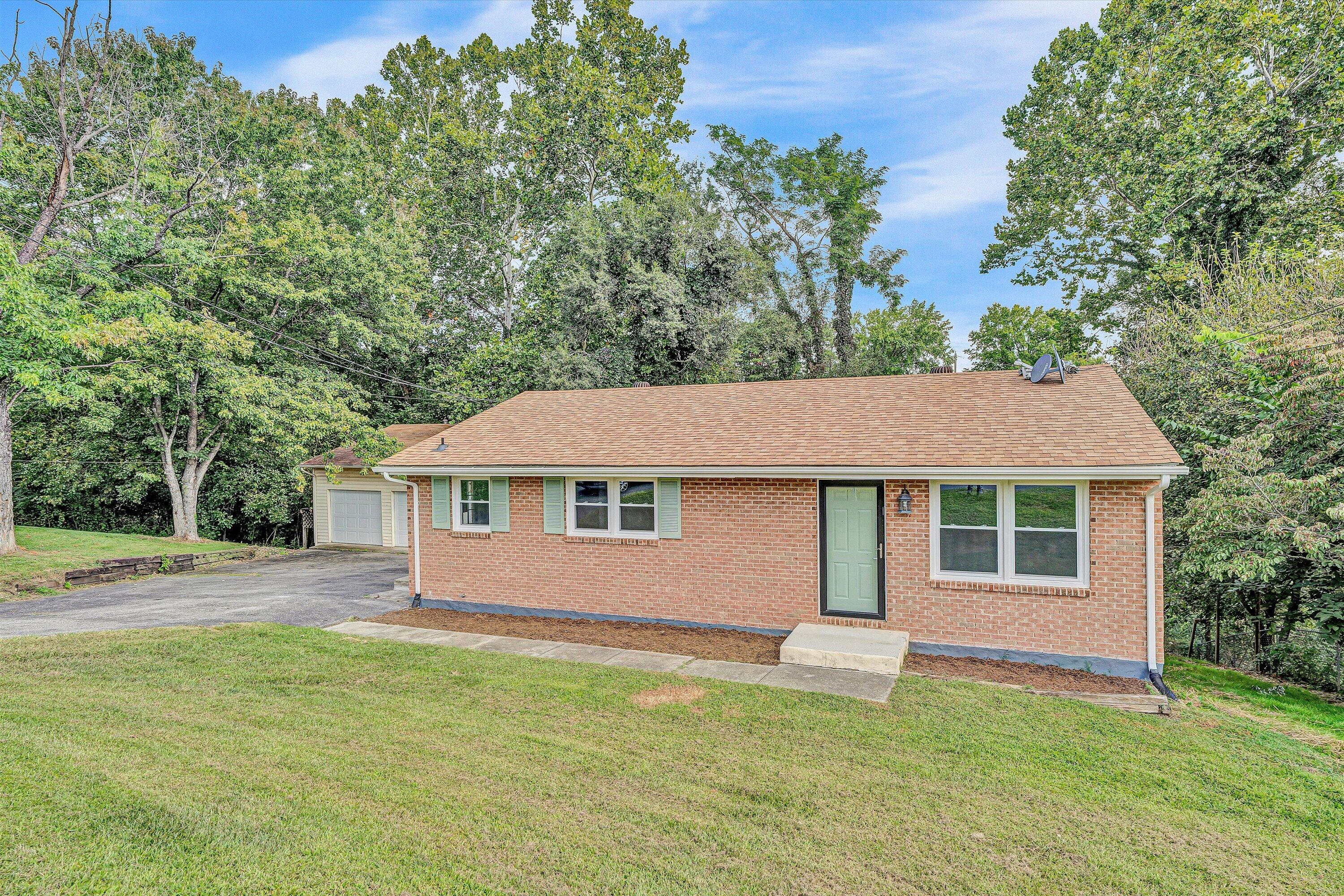 845 Pinewood DR NW