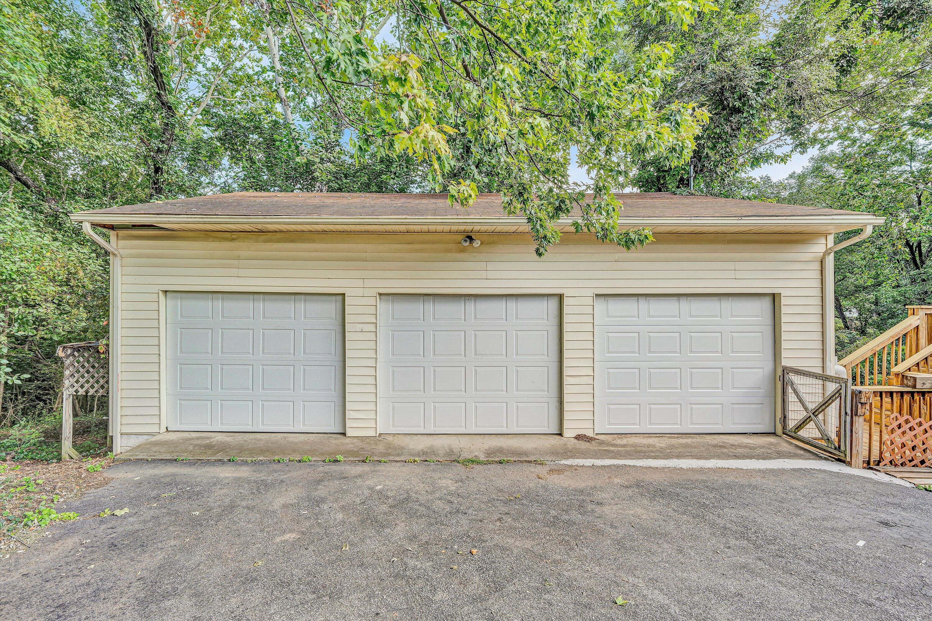 845 Pinewood DR NW