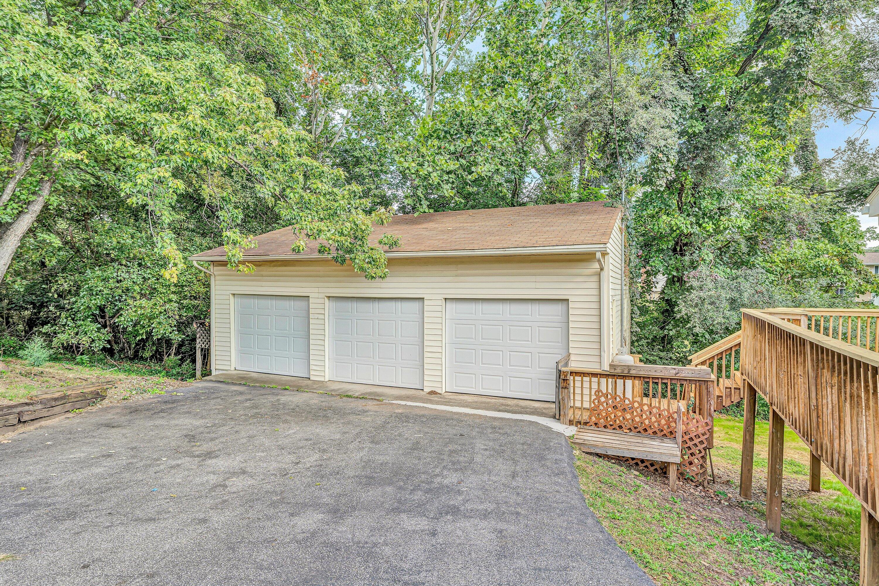 845 Pinewood DR NW