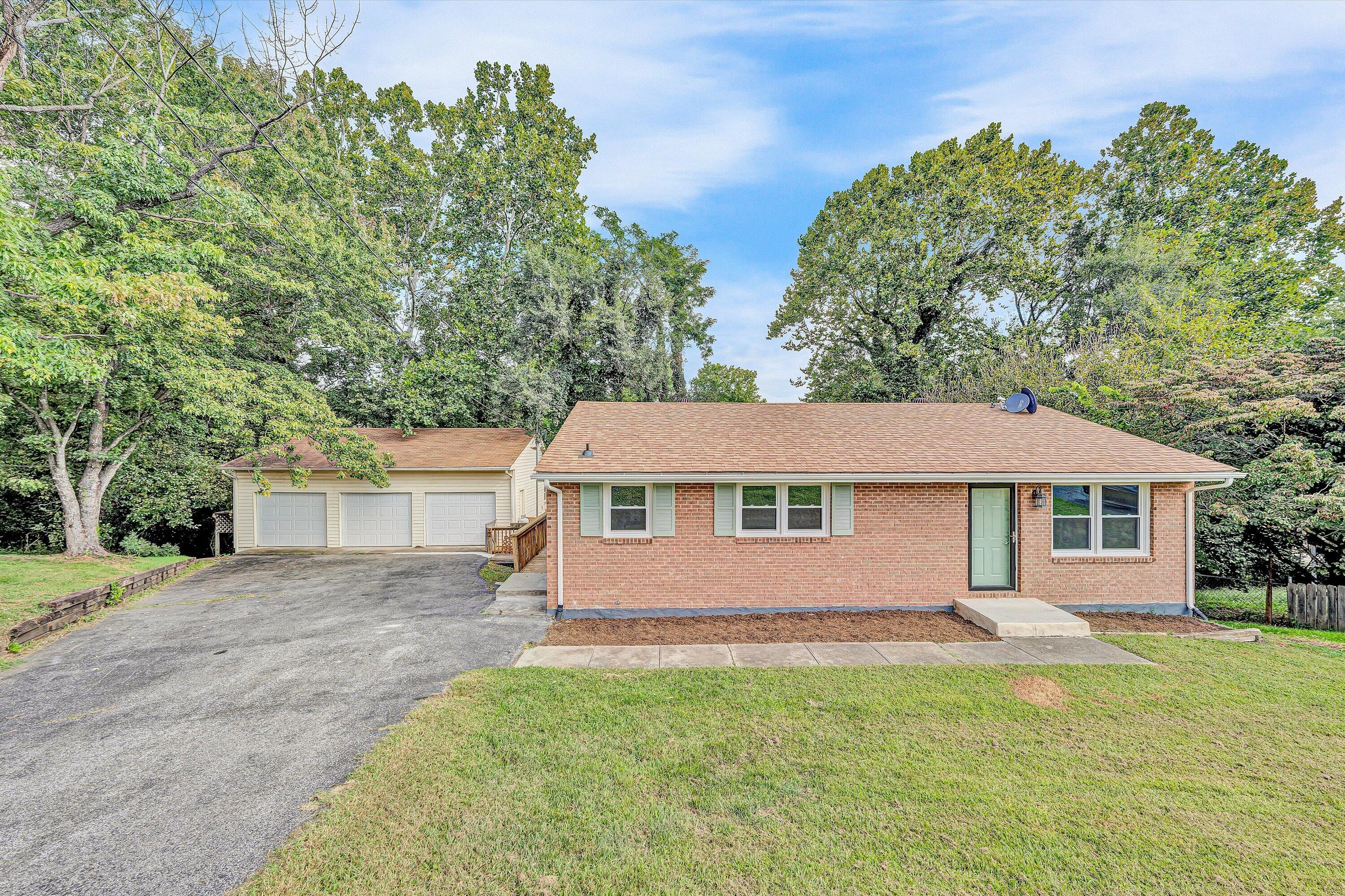 845 Pinewood DR NW