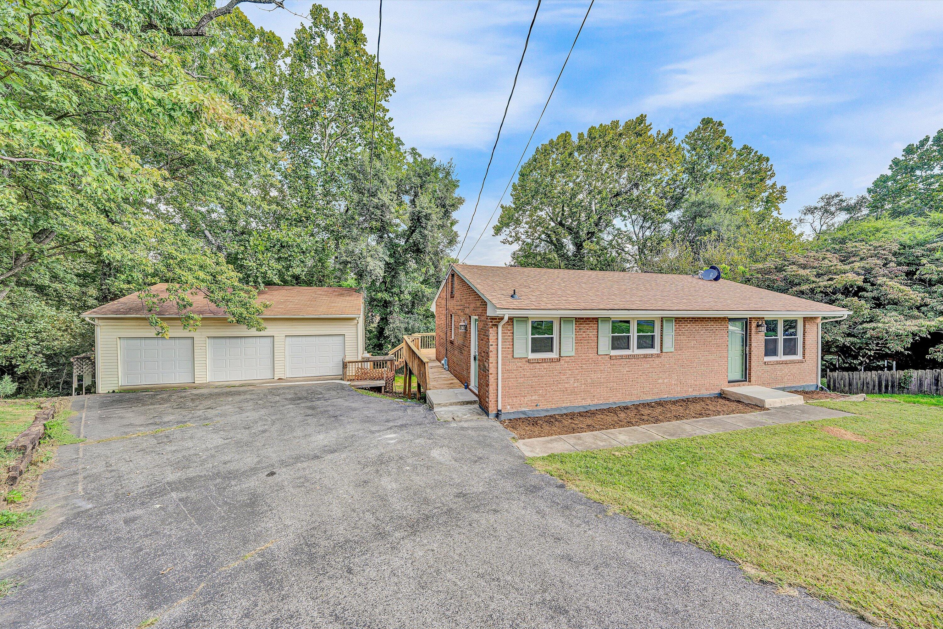 845 Pinewood DR NW