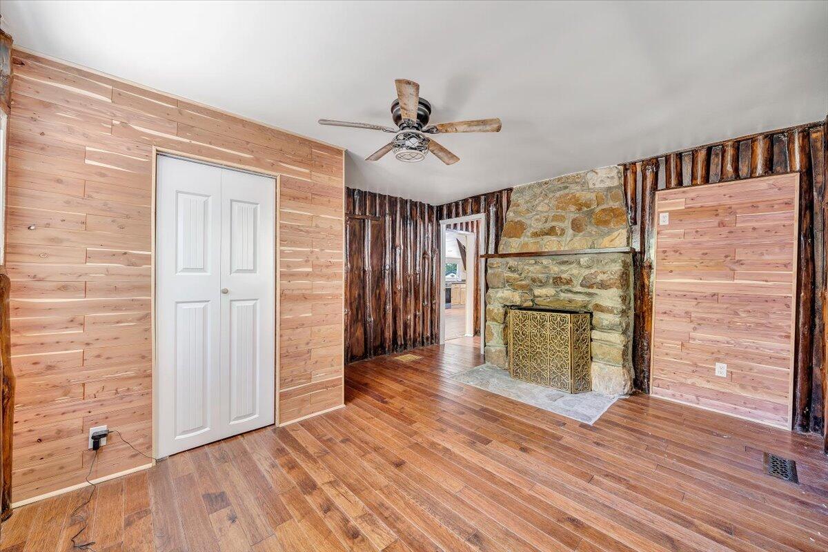 1203 Bottom Creek LN