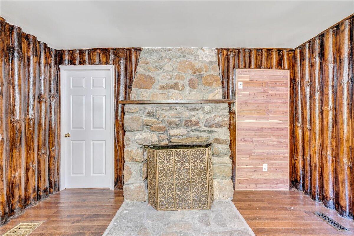 1203 Bottom Creek LN