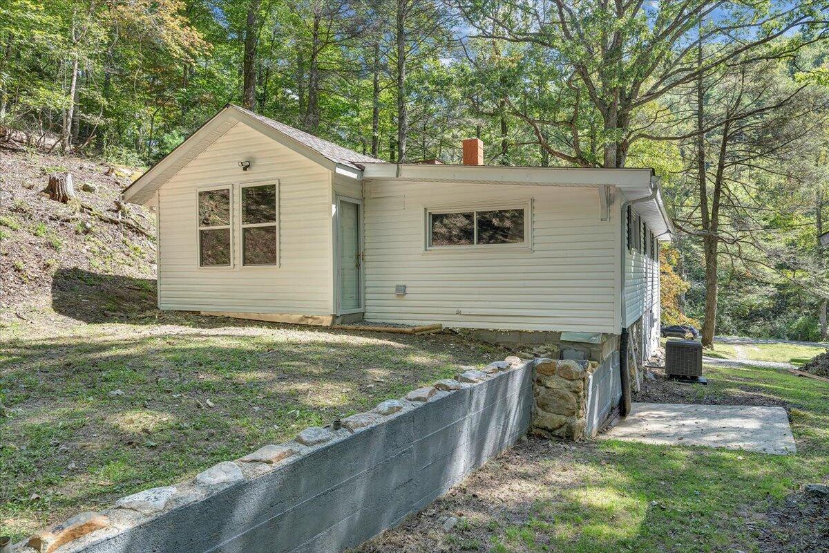 1203 Bottom Creek LN
