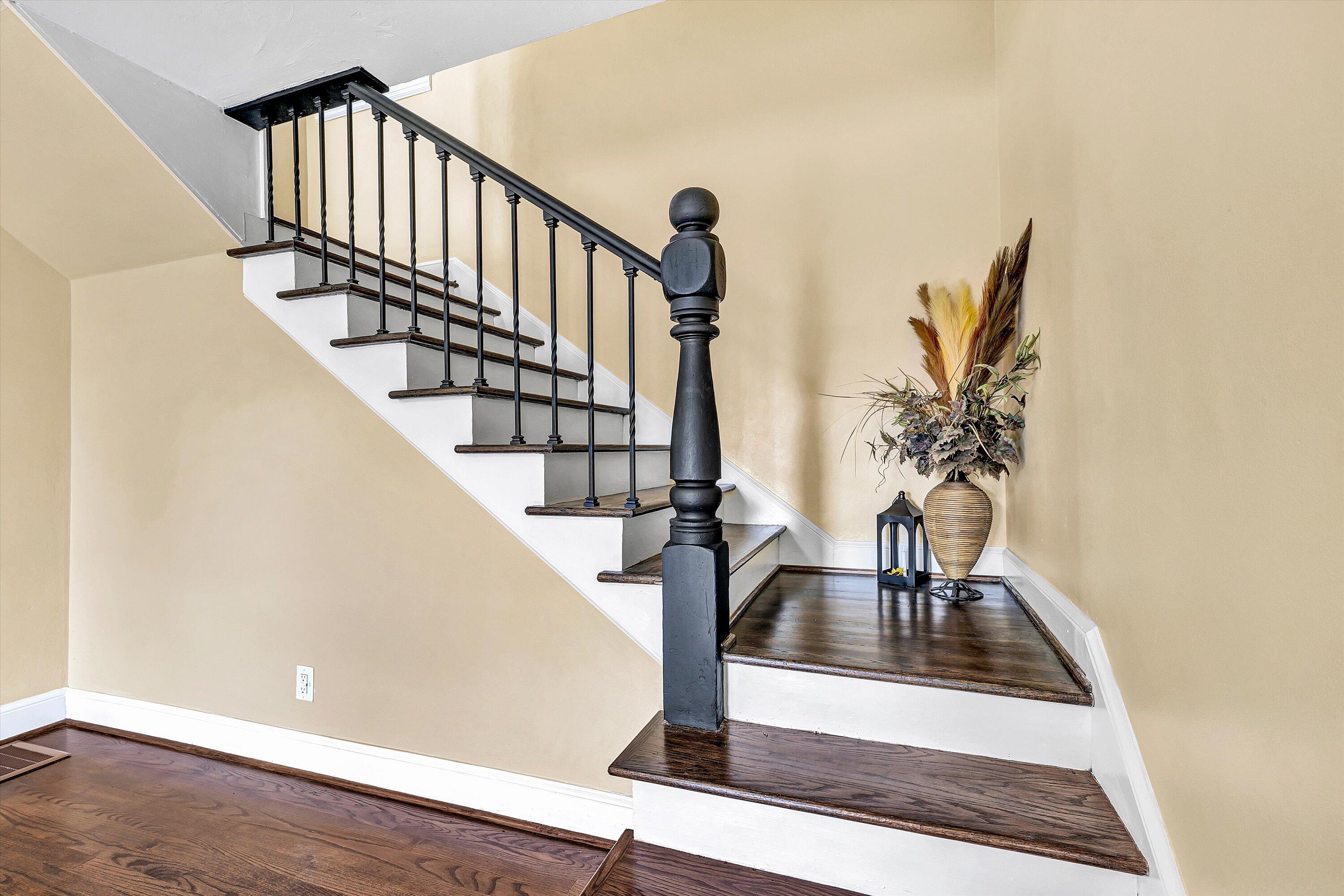 1702 East Gate AVE NE