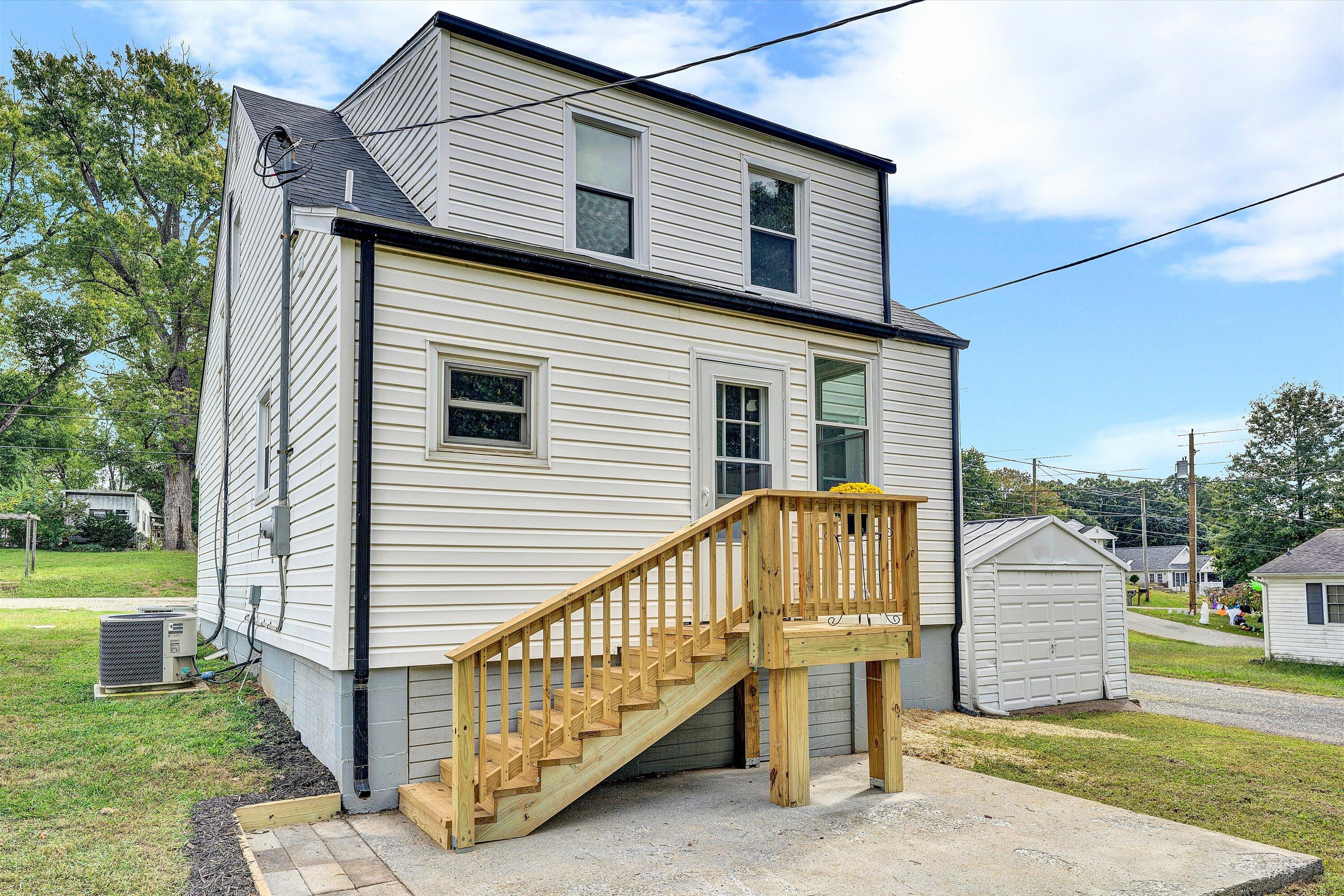 1702 East Gate AVE NE