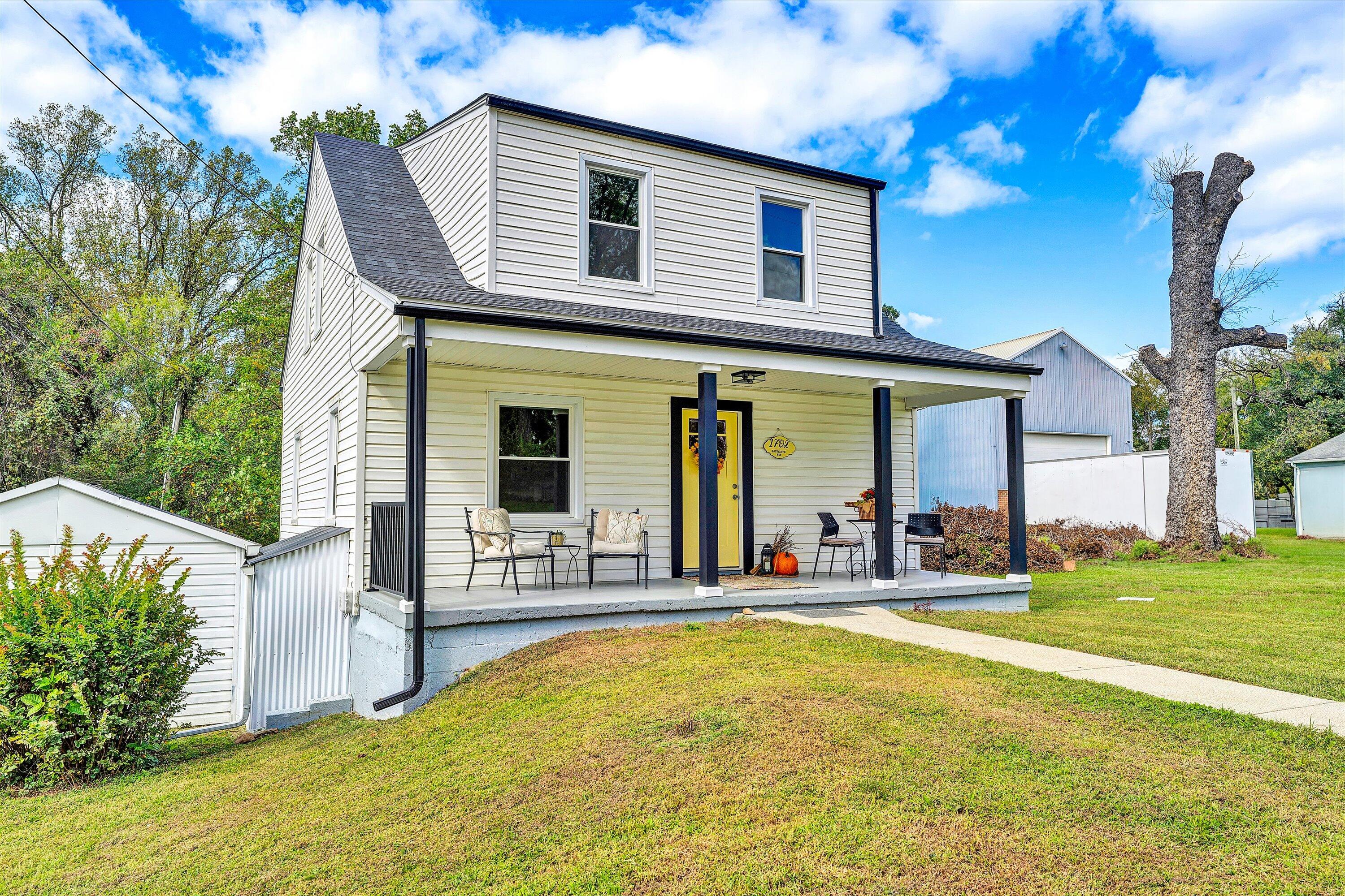 1702 East Gate AVE NE