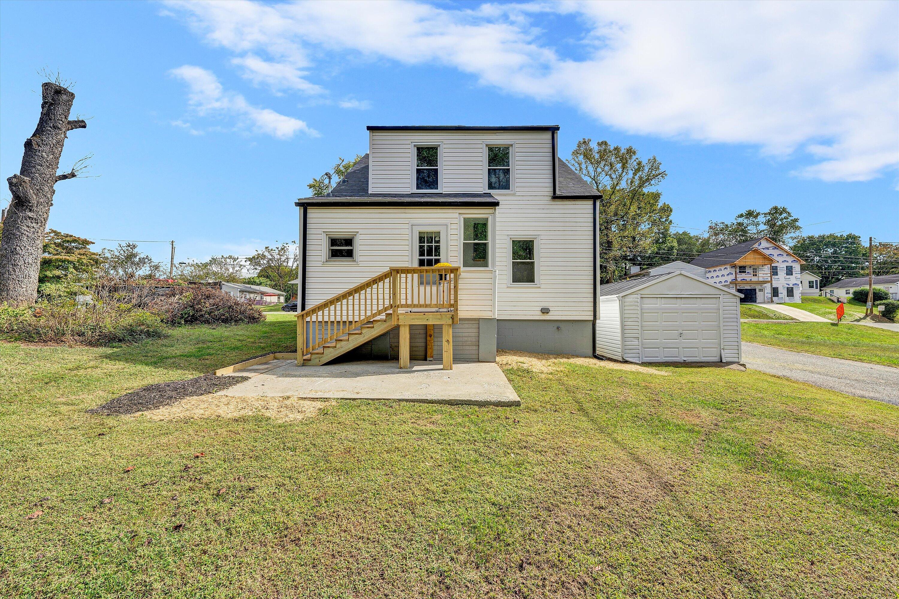 1702 East Gate AVE NE