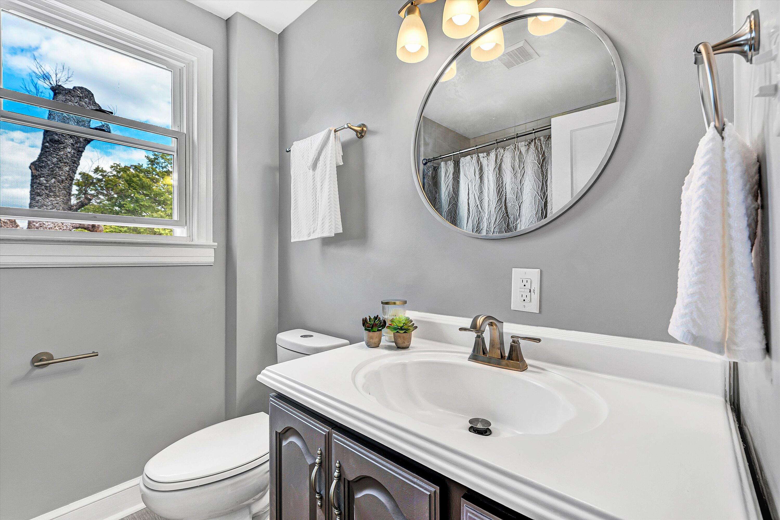 1702 East Gate AVE NE