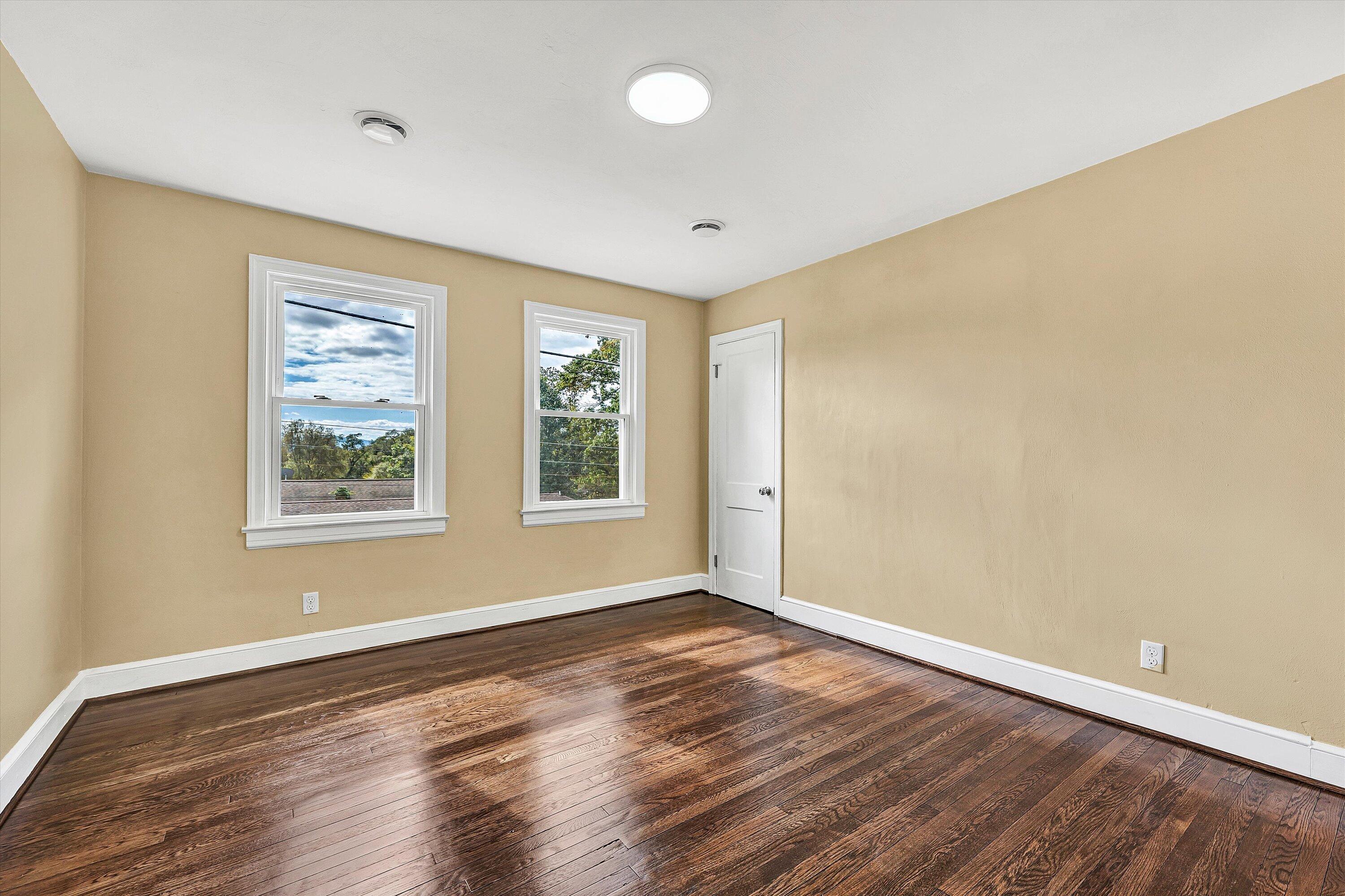 1702 East Gate AVE NE