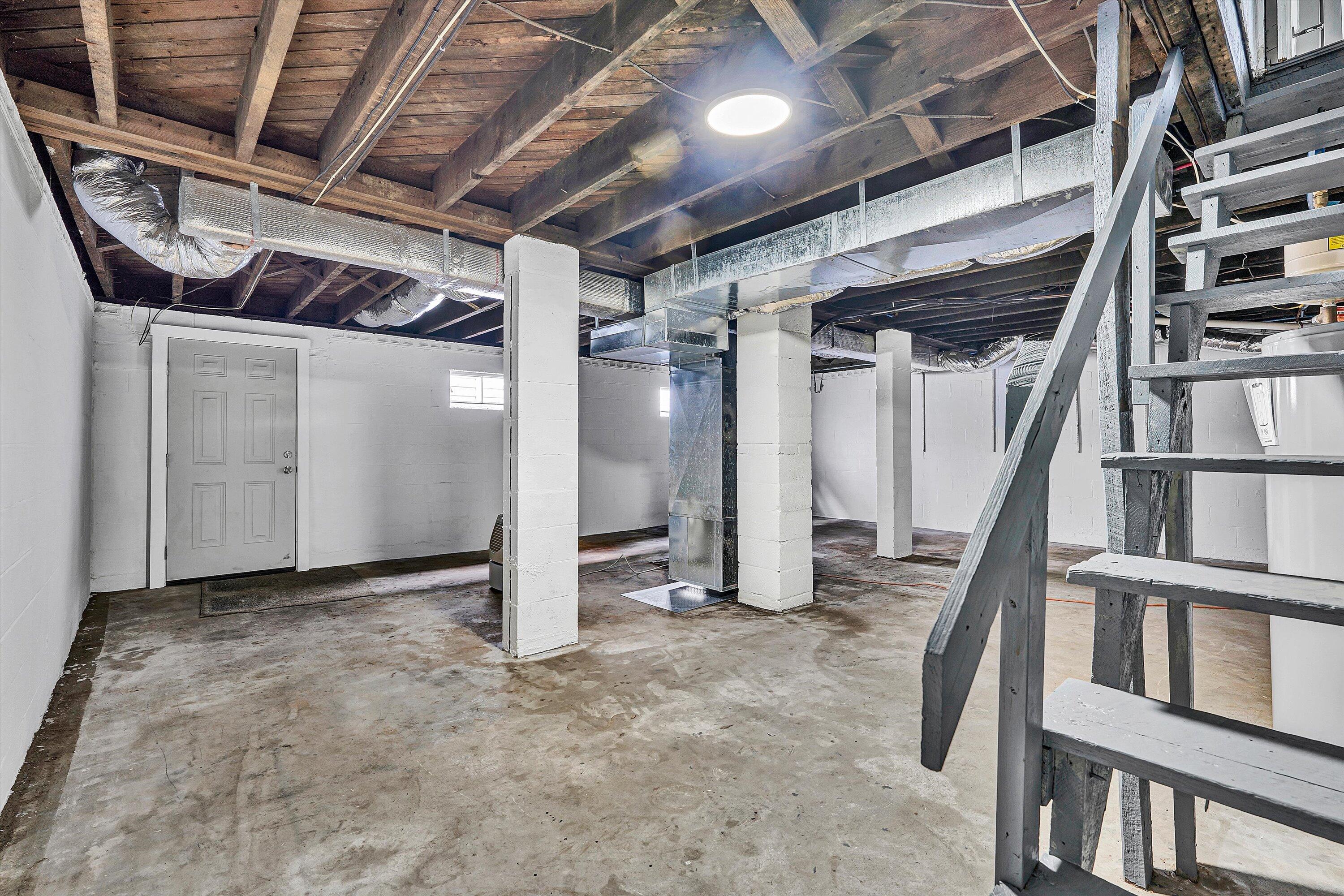 1702 East Gate AVE NE