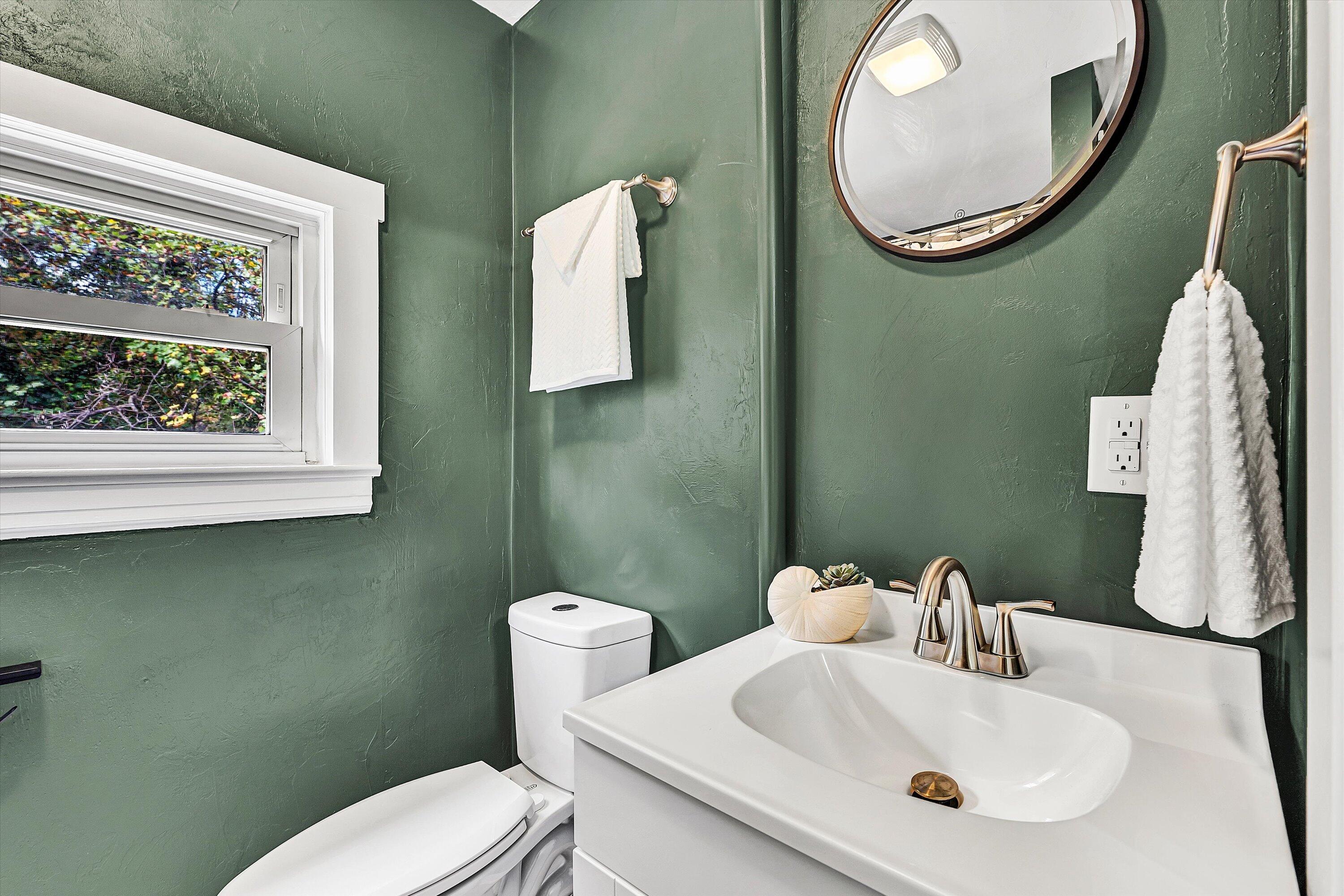 1702 East Gate AVE NE