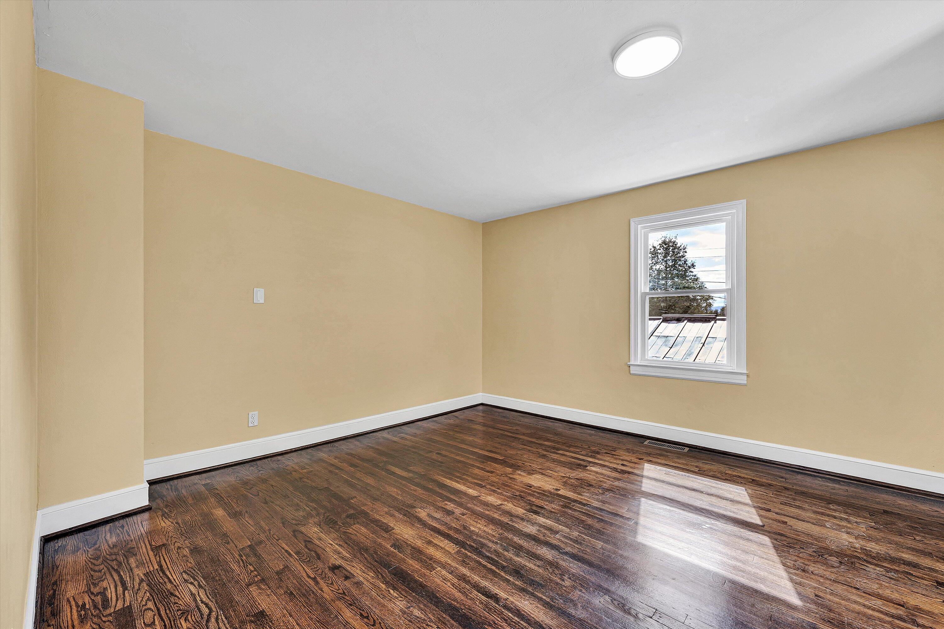 1702 East Gate AVE NE