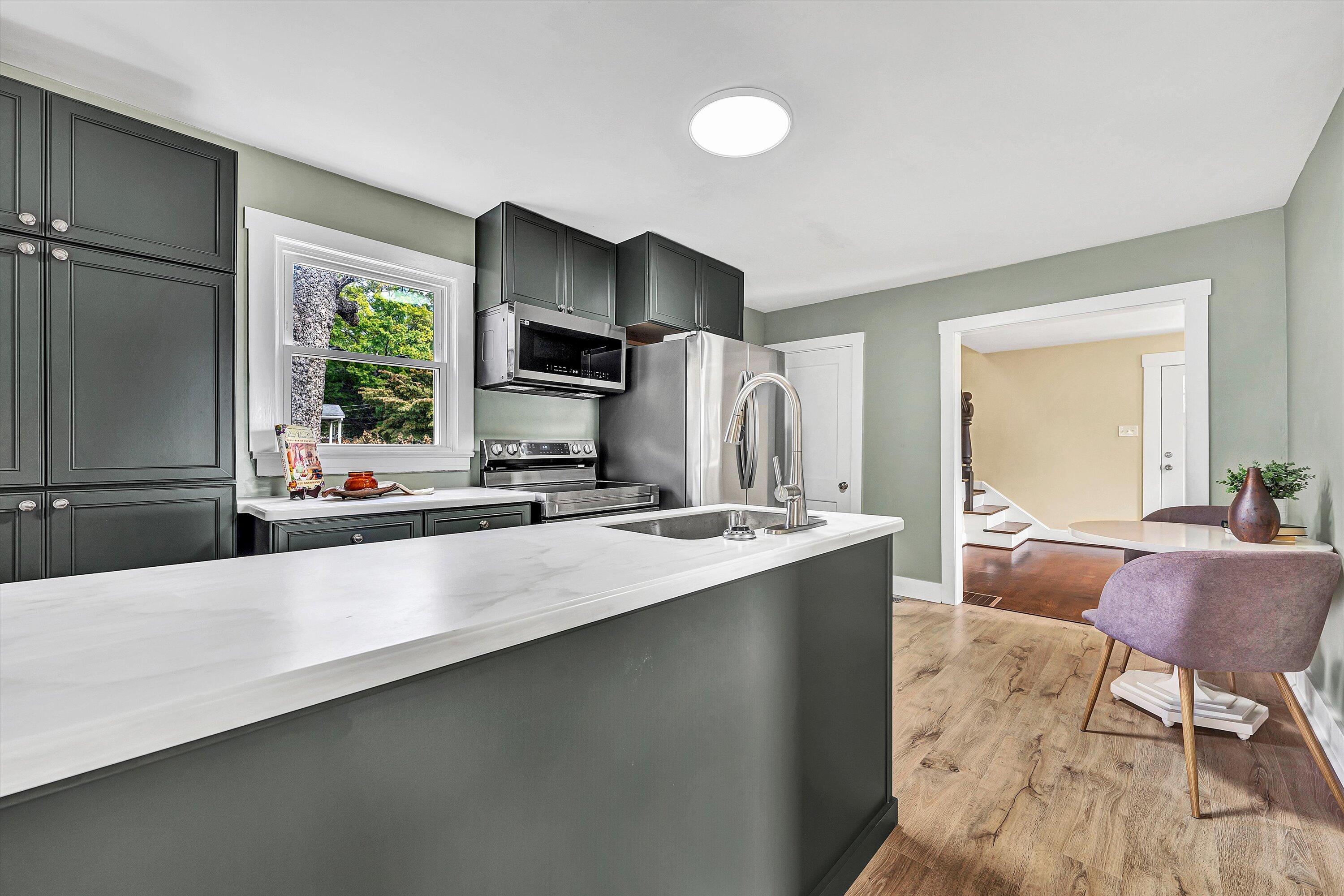 1702 East Gate AVE NE