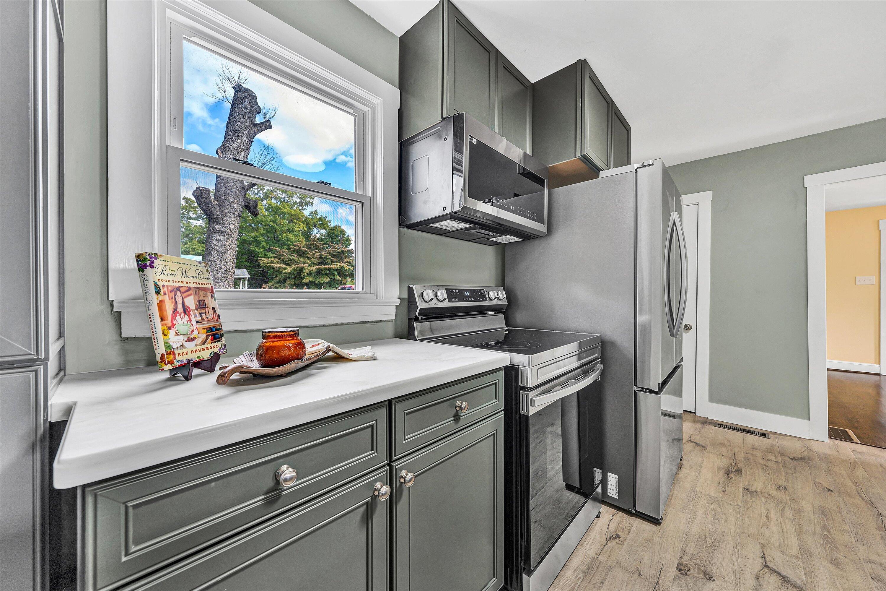 1702 East Gate AVE NE