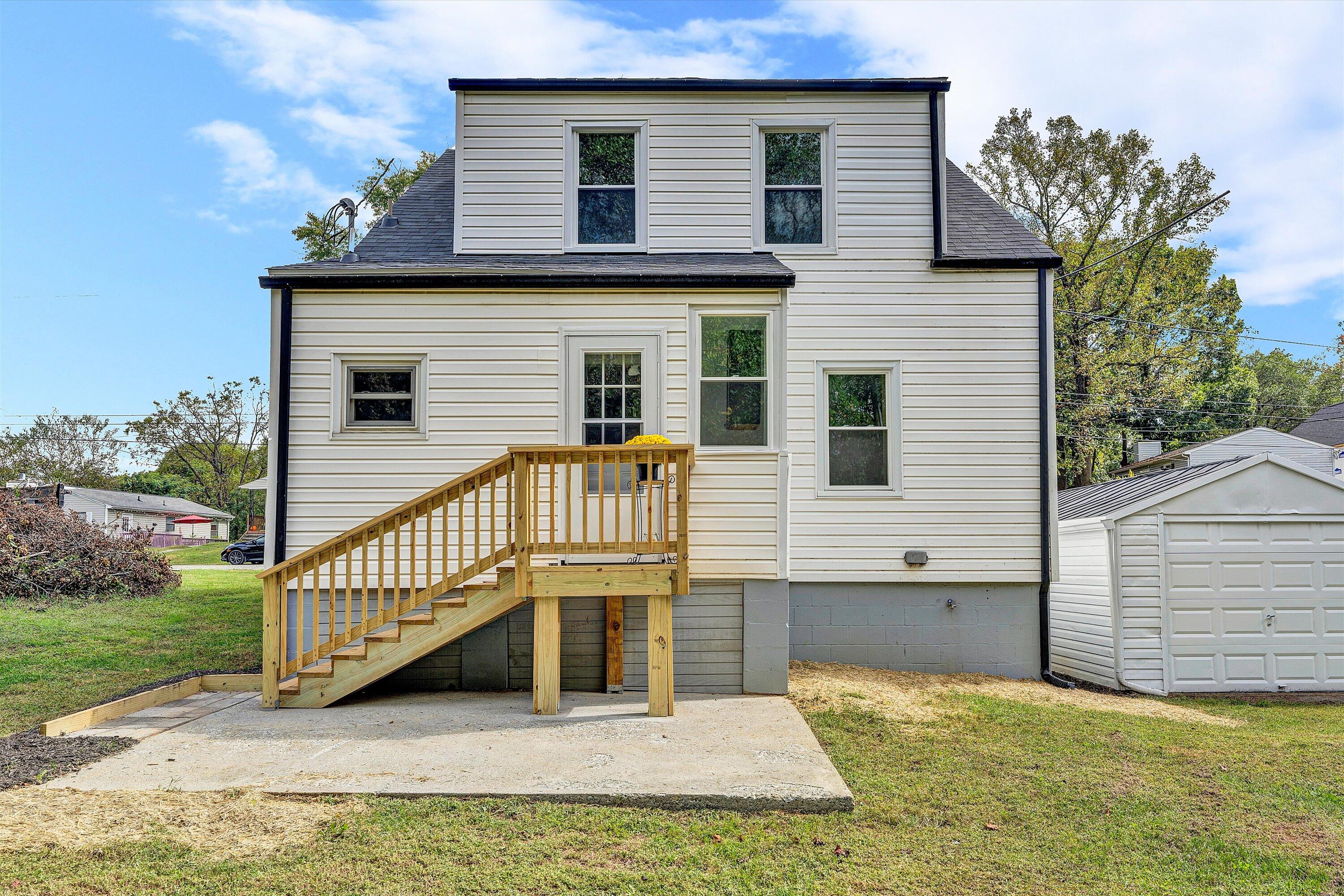 1702 East Gate AVE NE