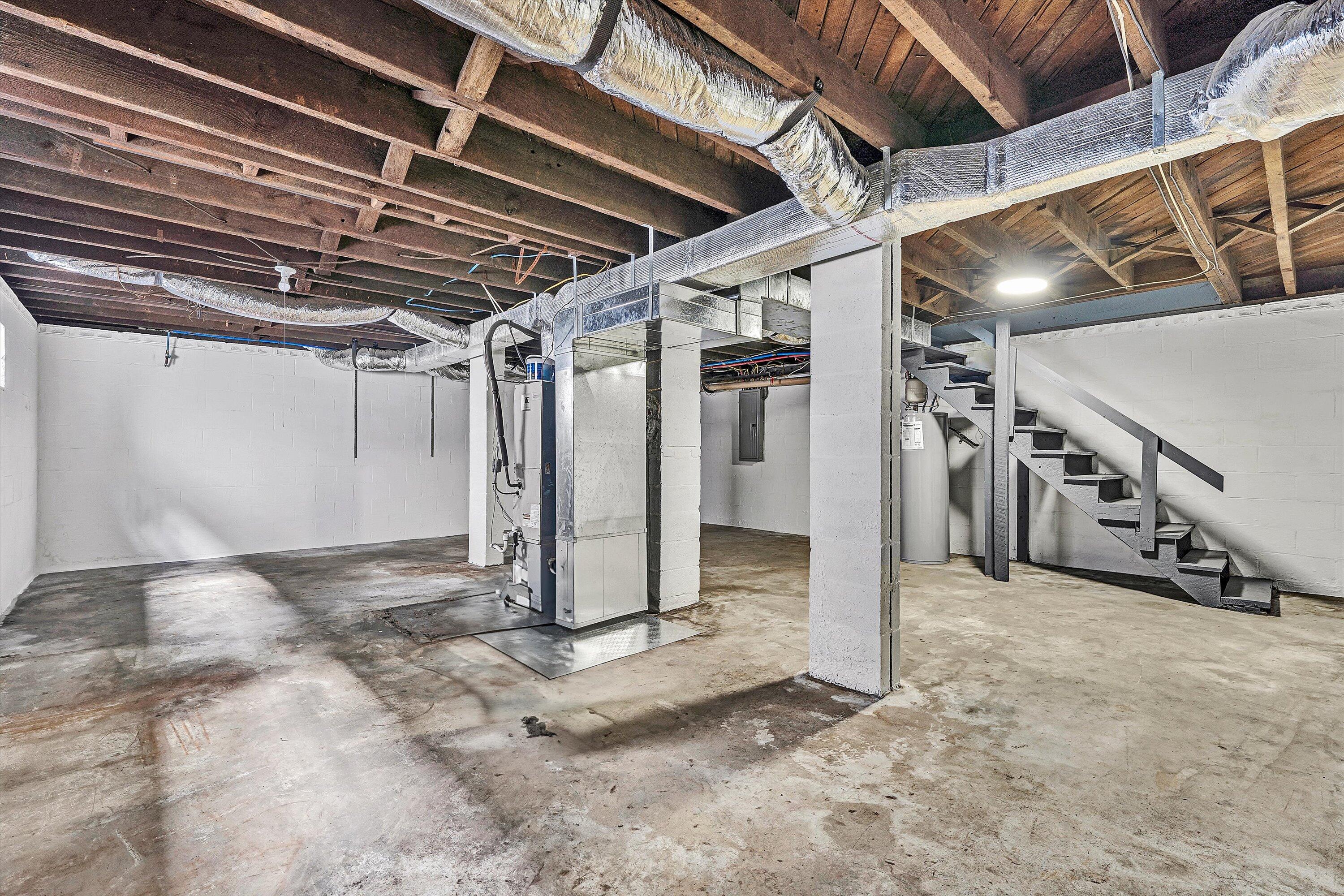 1702 East Gate AVE NE