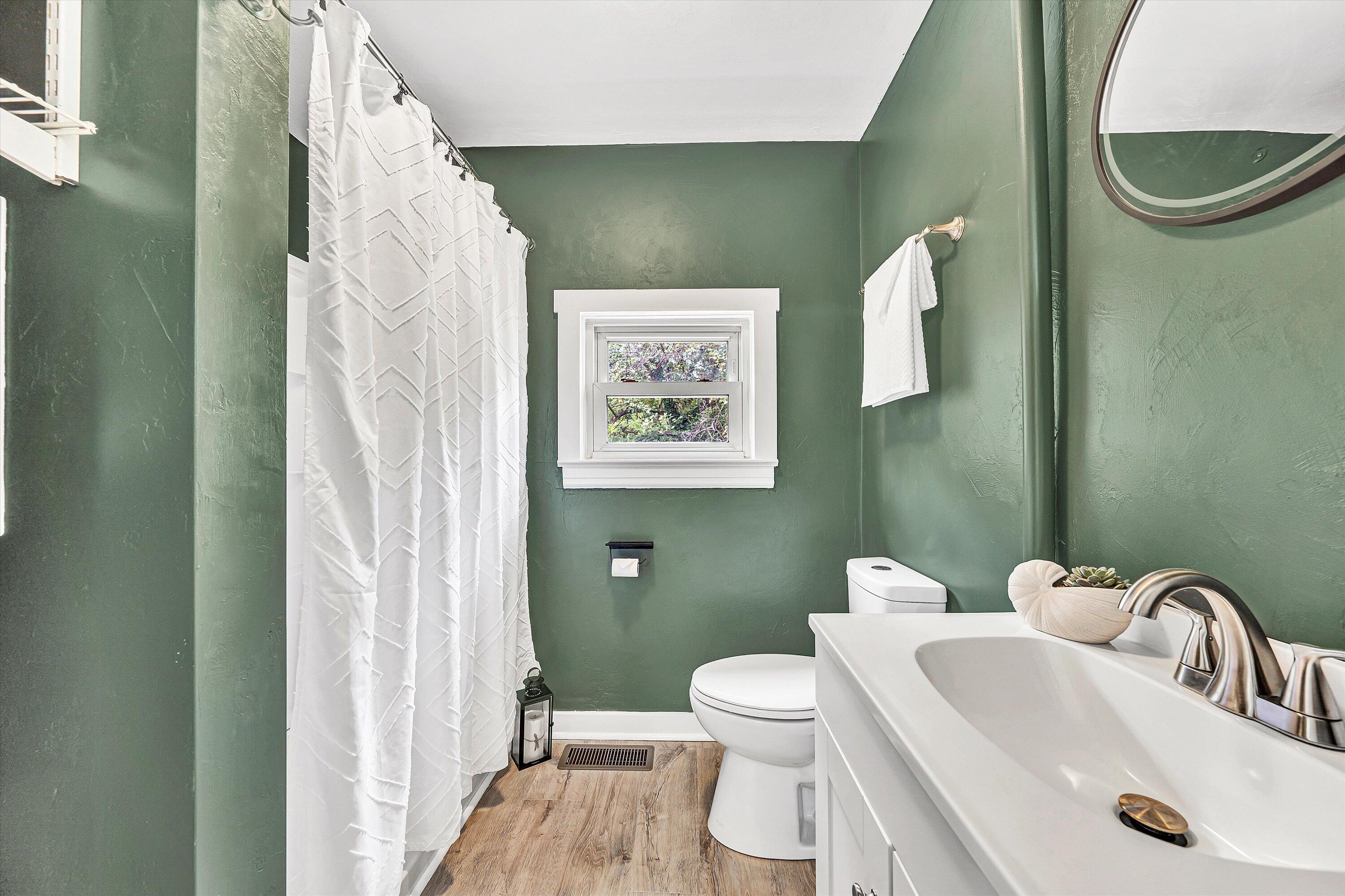 1702 East Gate AVE NE