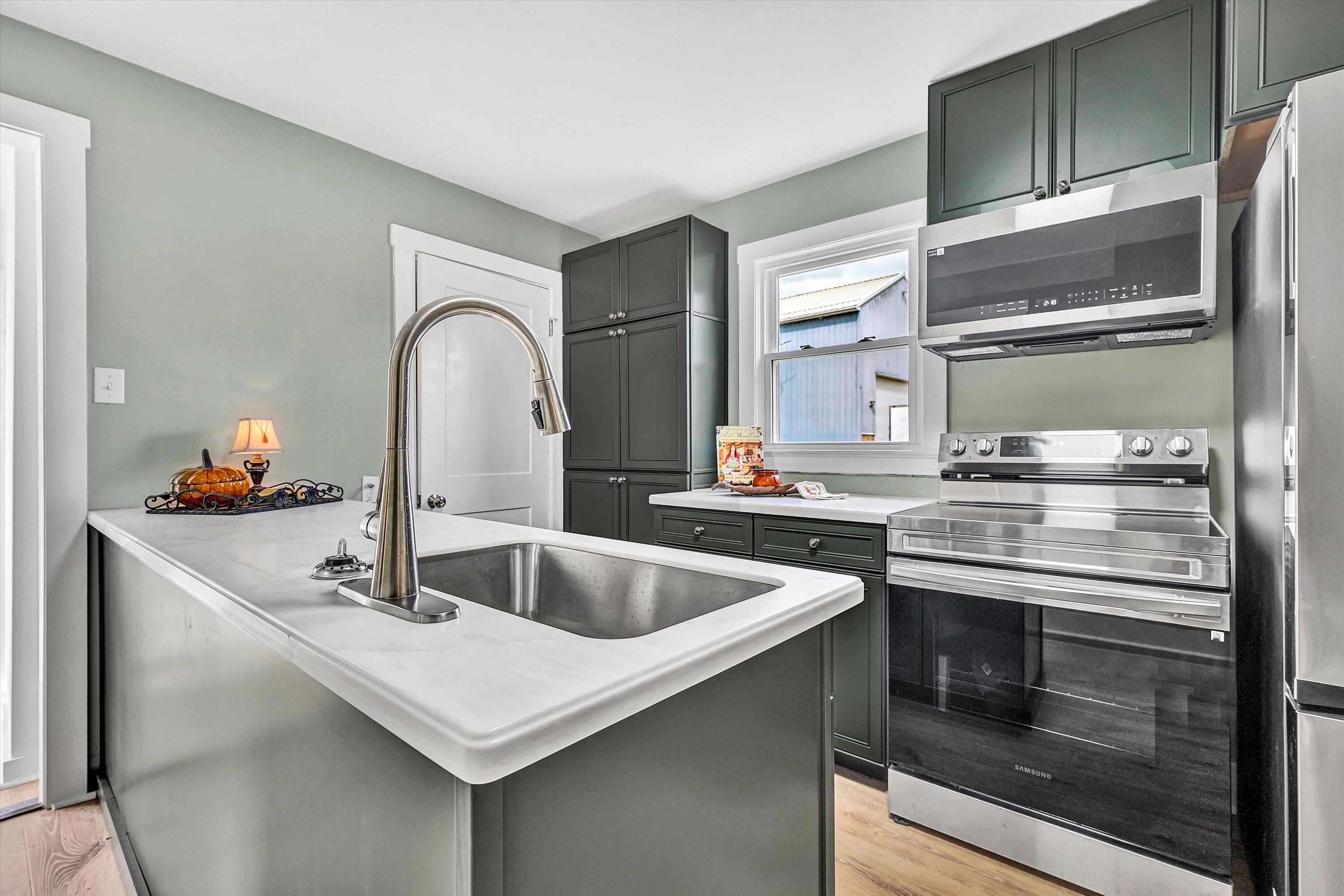 1702 East Gate AVE NE