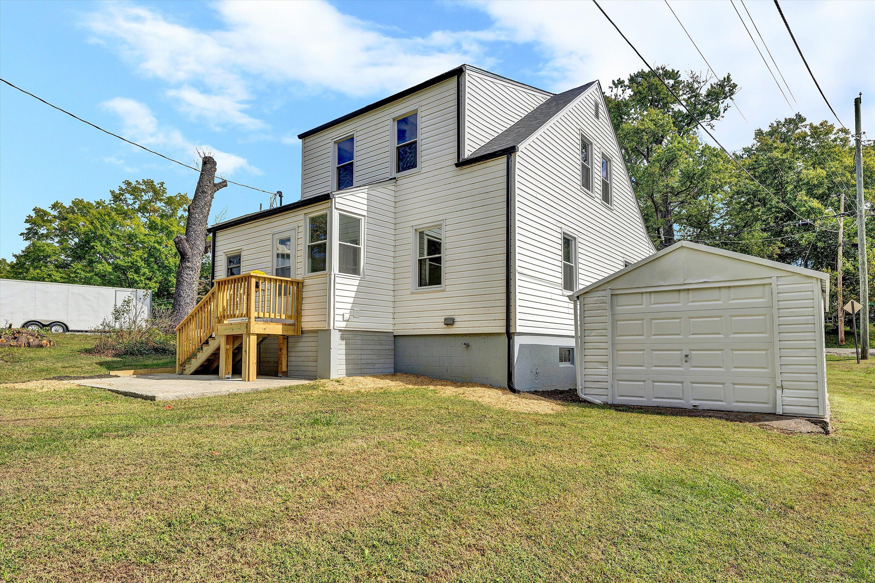 1702 East Gate AVE NE