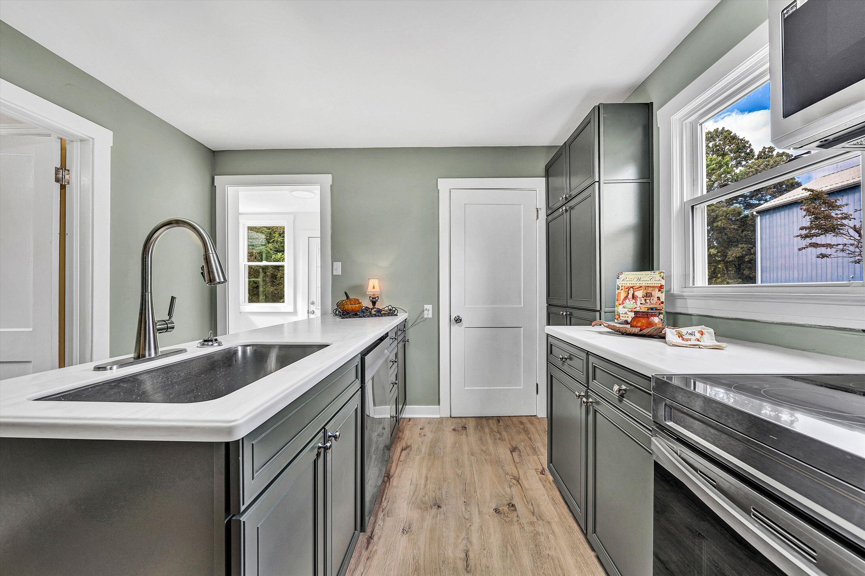 1702 East Gate AVE NE