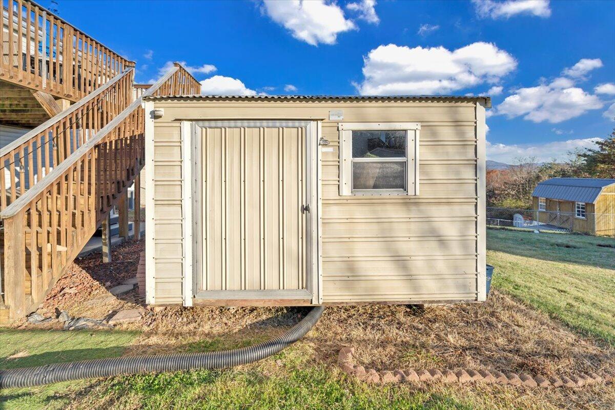 232 Eugene DR NW
