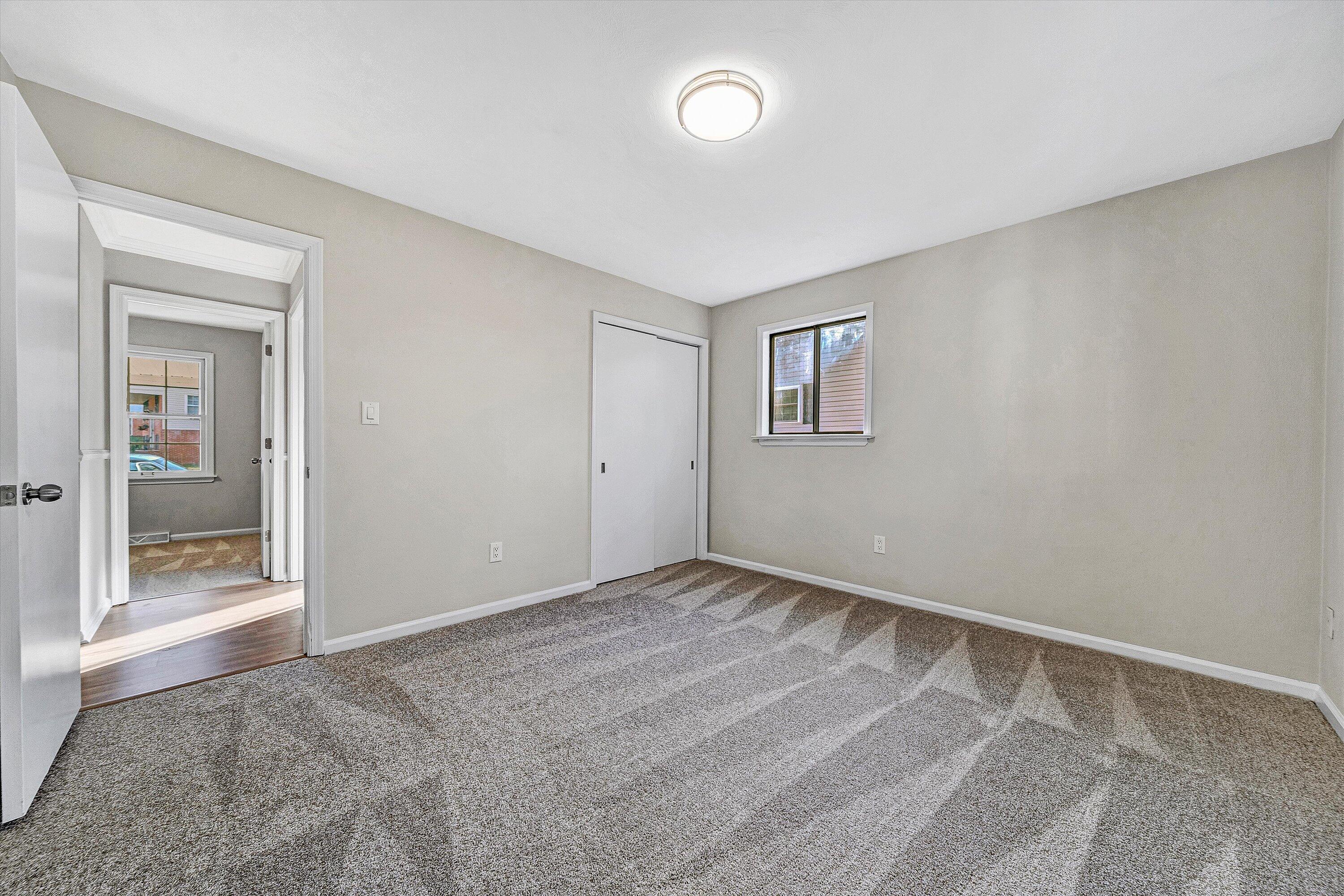 915 Halifax CIR