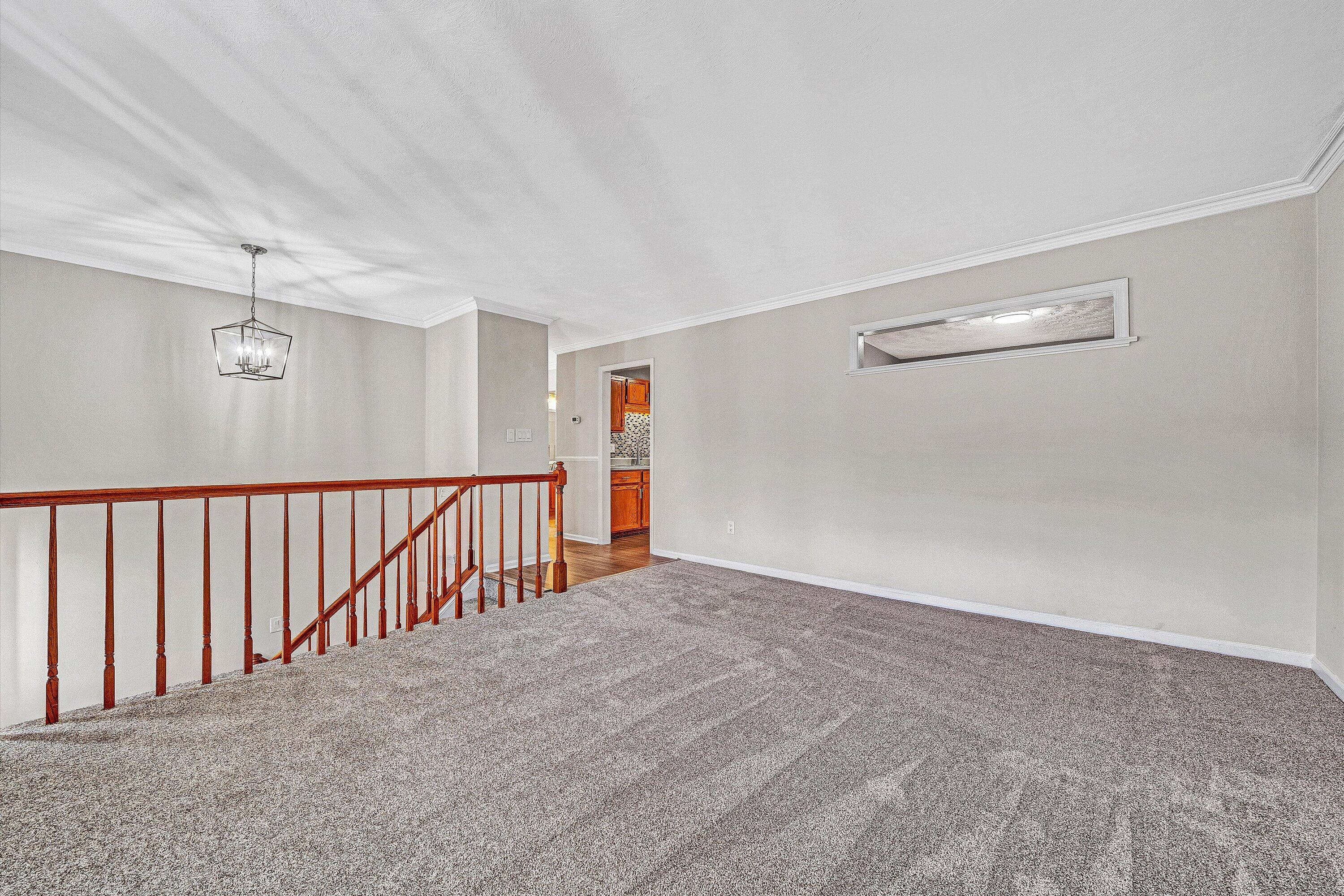 915 Halifax CIR