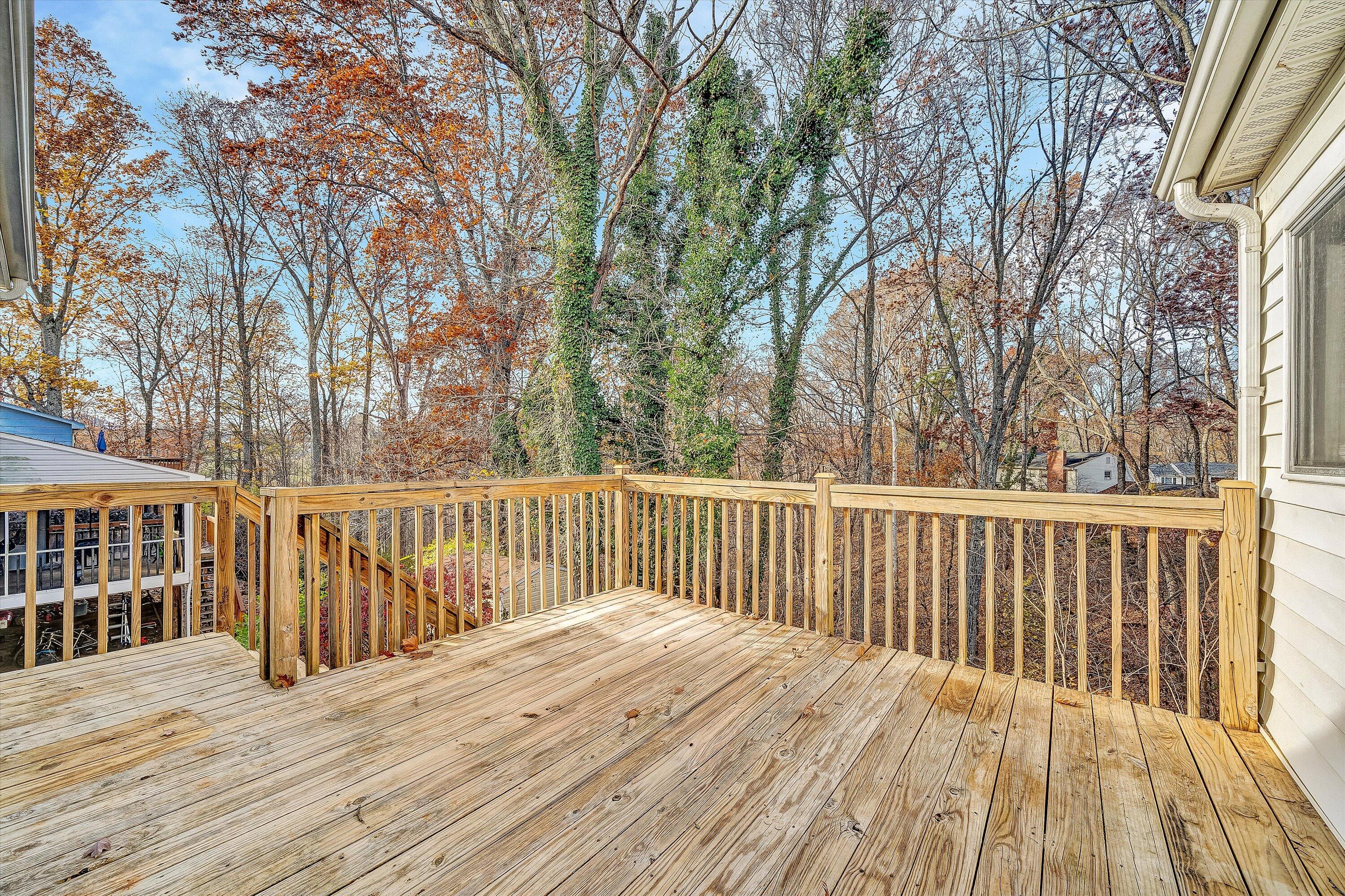 915 Halifax CIR