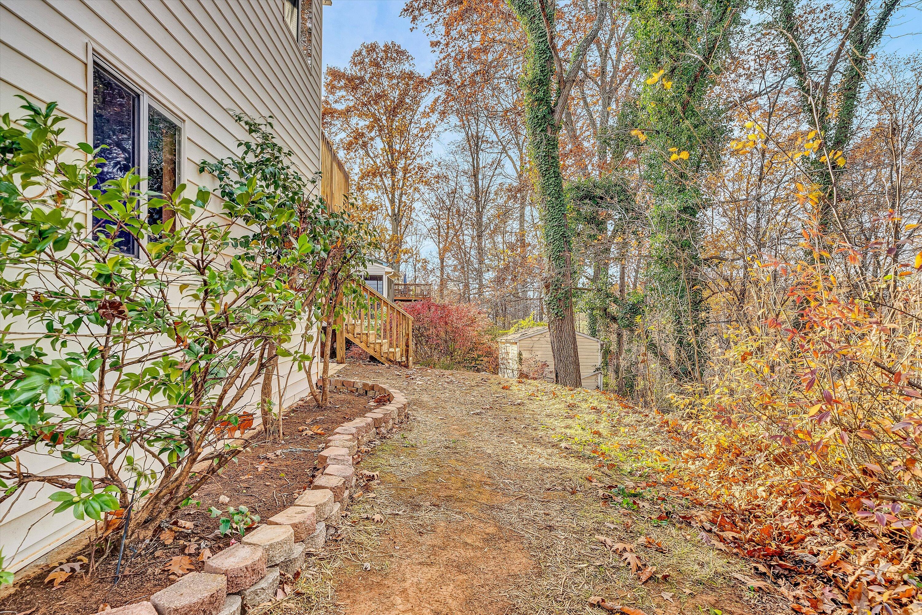 915 Halifax CIR