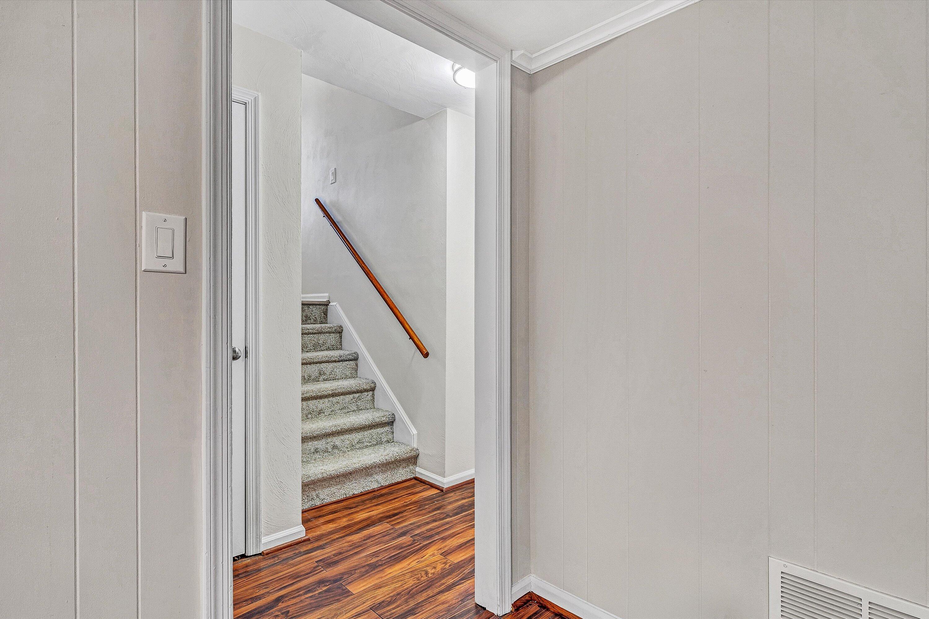 915 Halifax CIR
