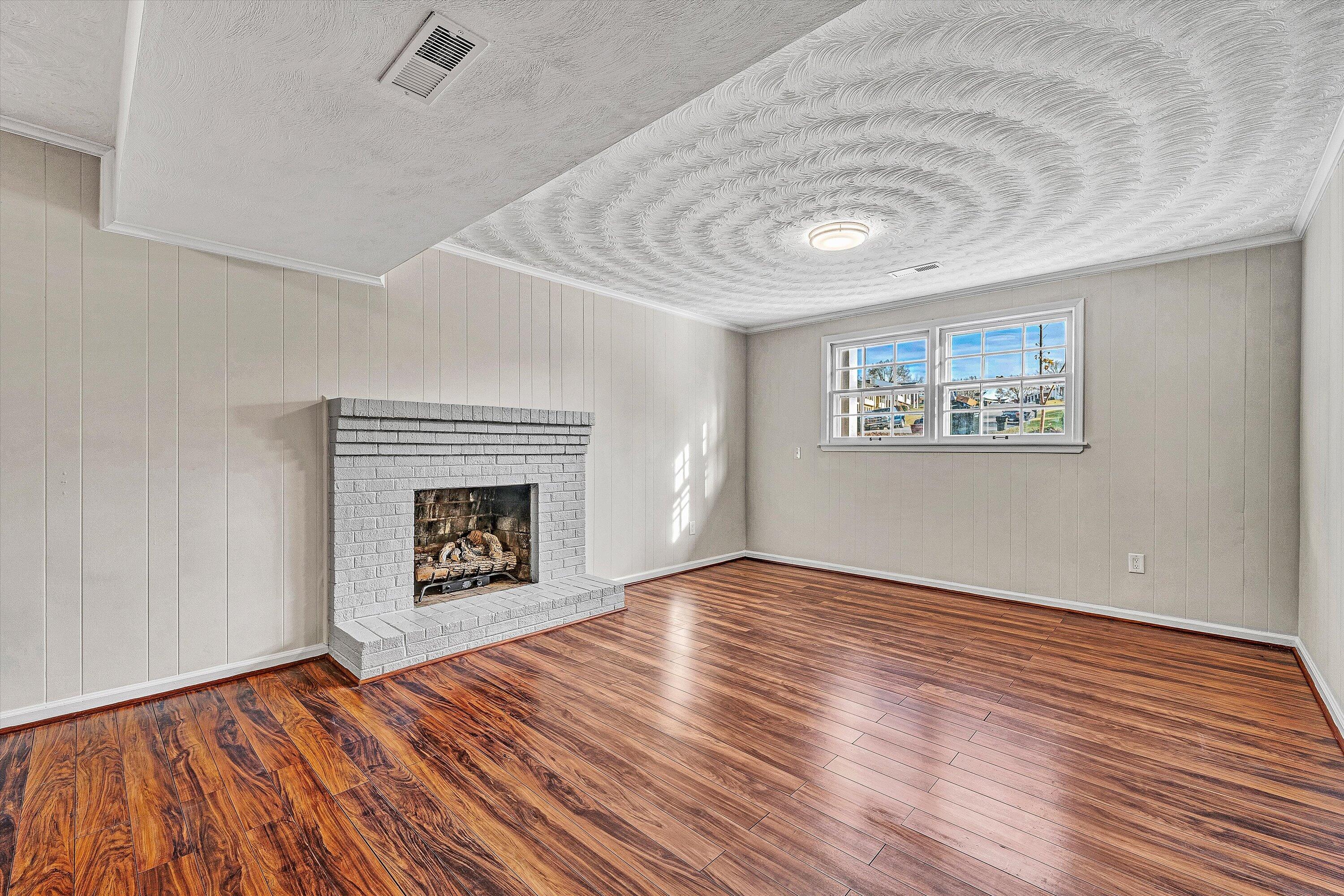 915 Halifax CIR