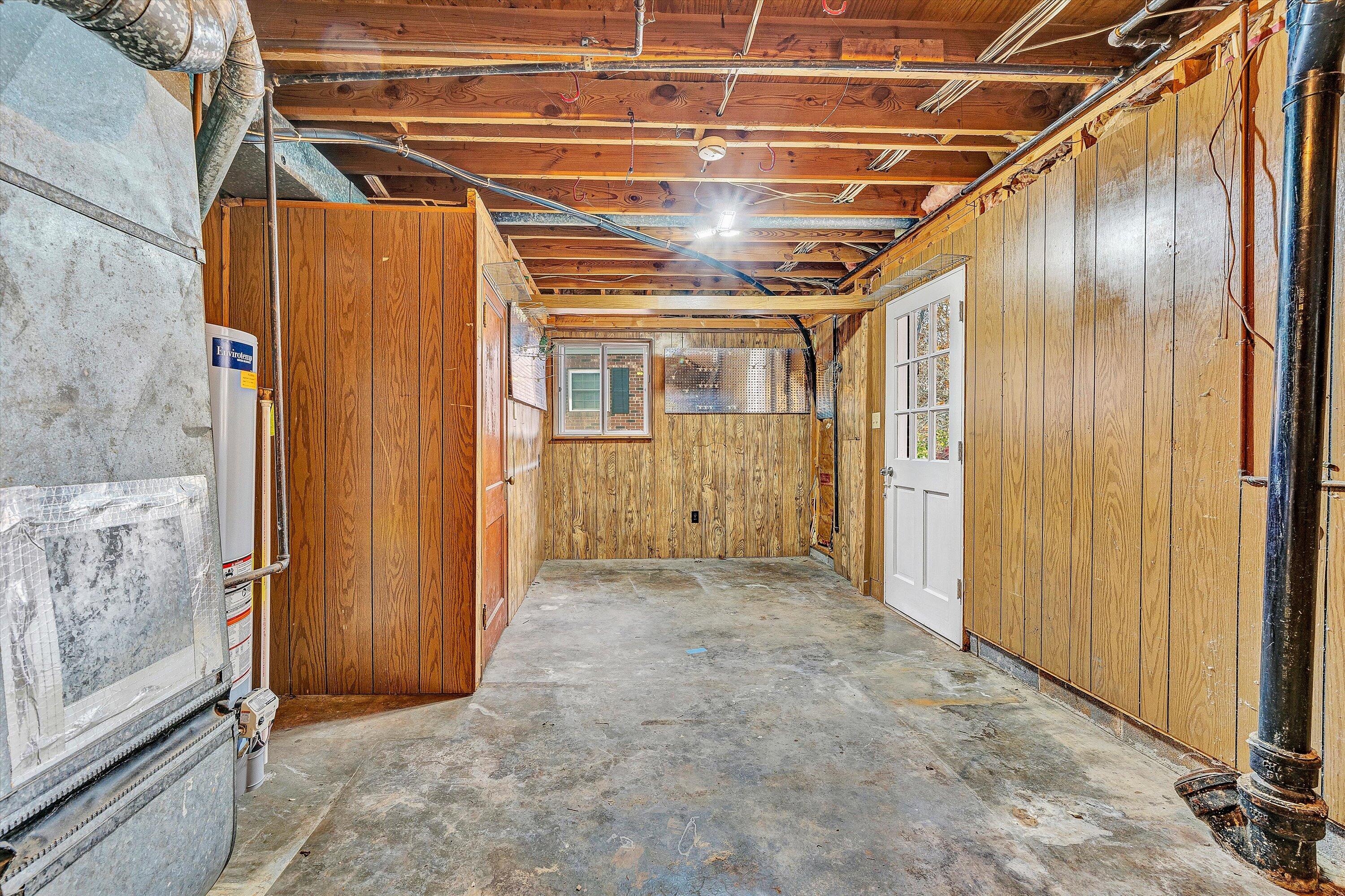 915 Halifax CIR