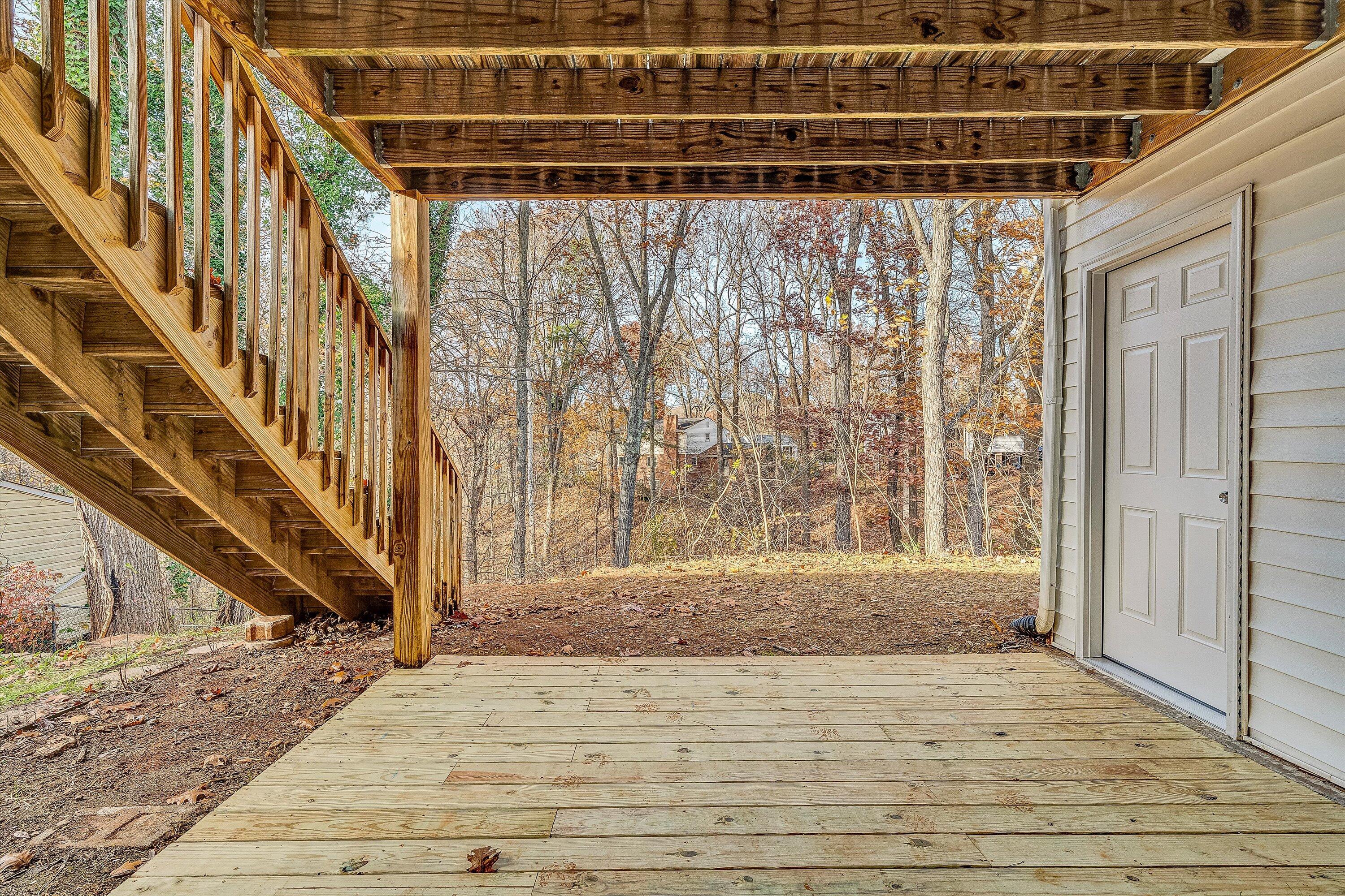 915 Halifax CIR