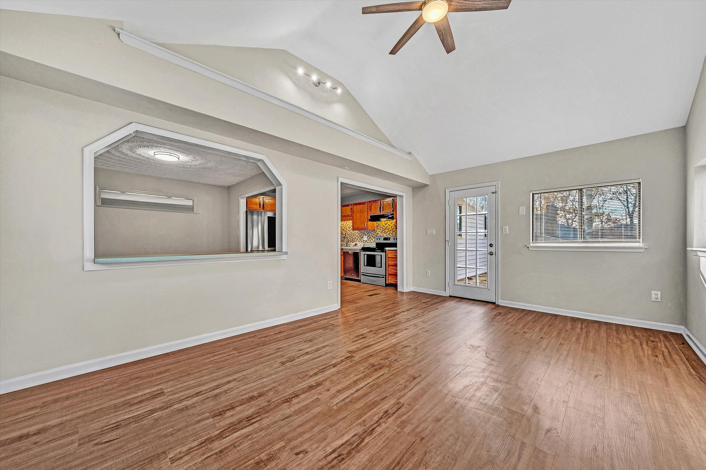 915 Halifax CIR