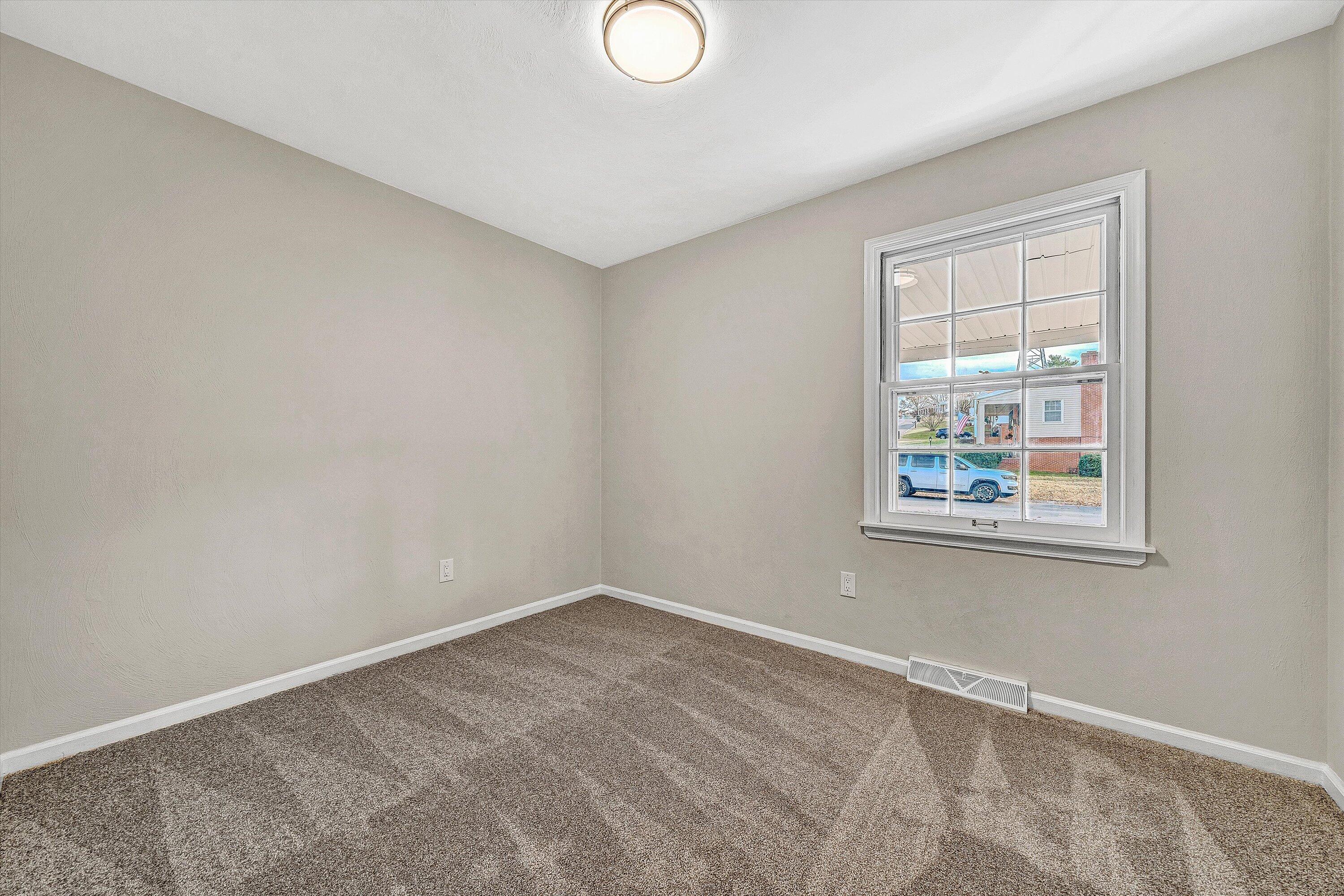 915 Halifax CIR