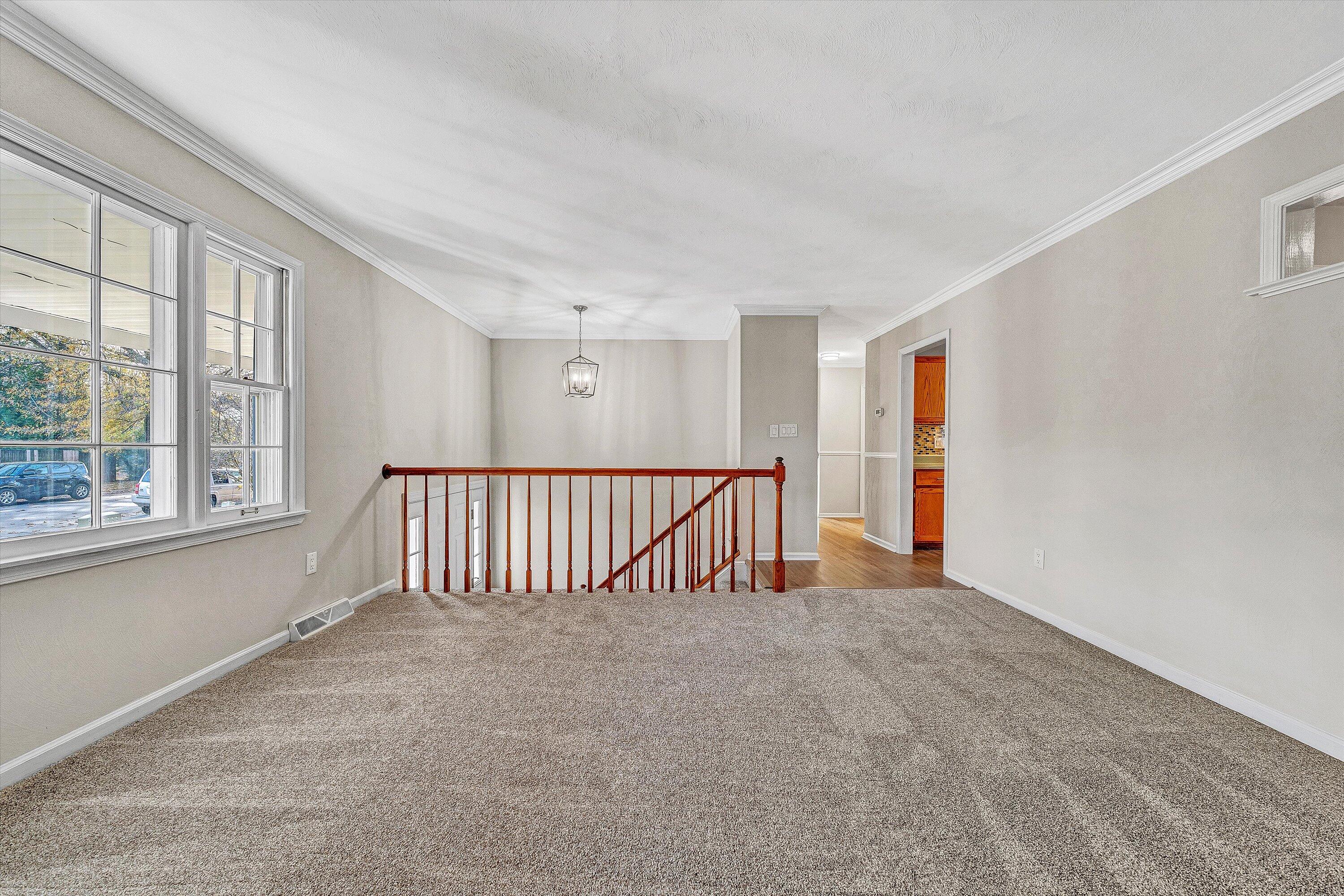 915 Halifax CIR