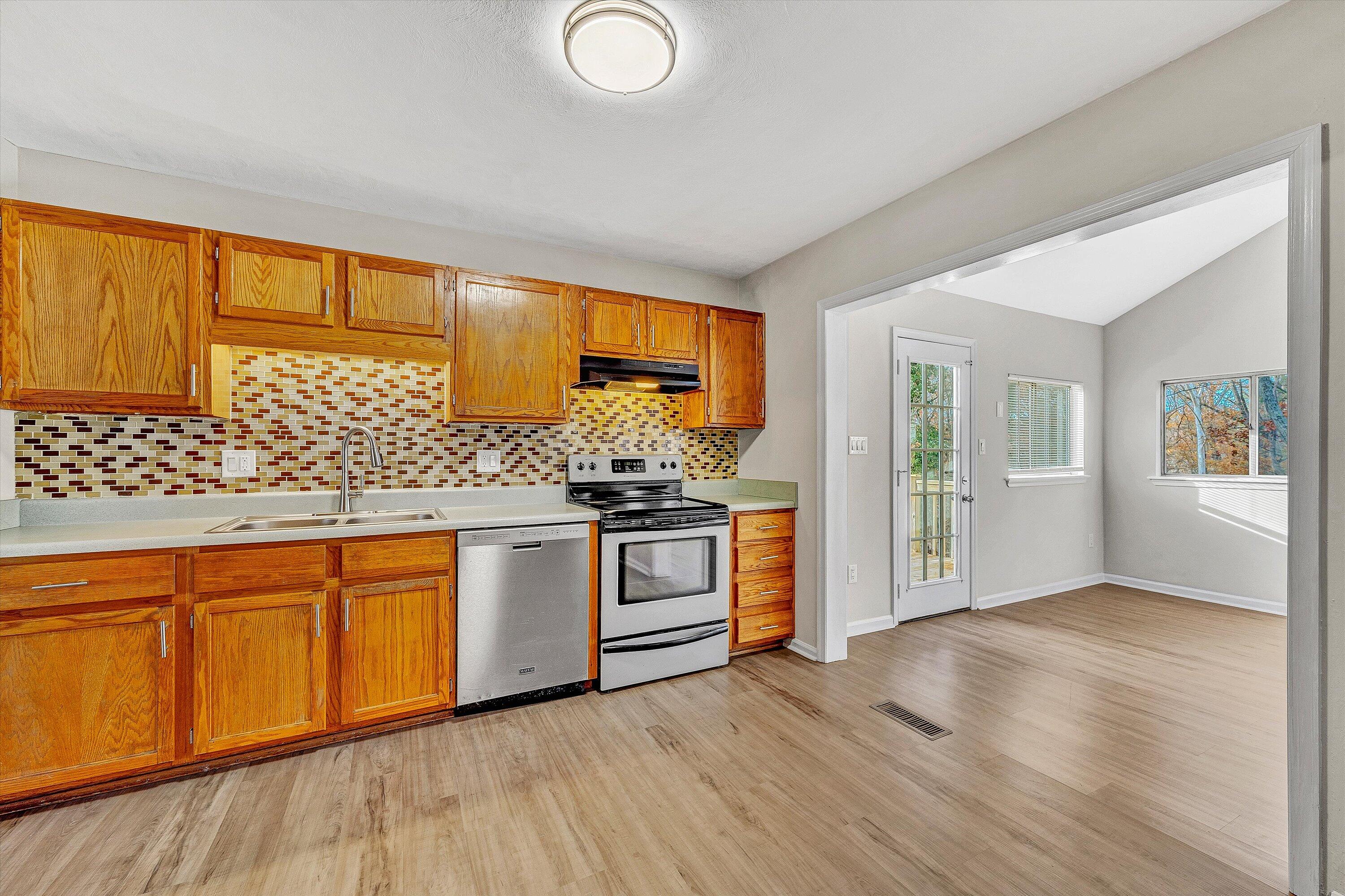 915 Halifax CIR