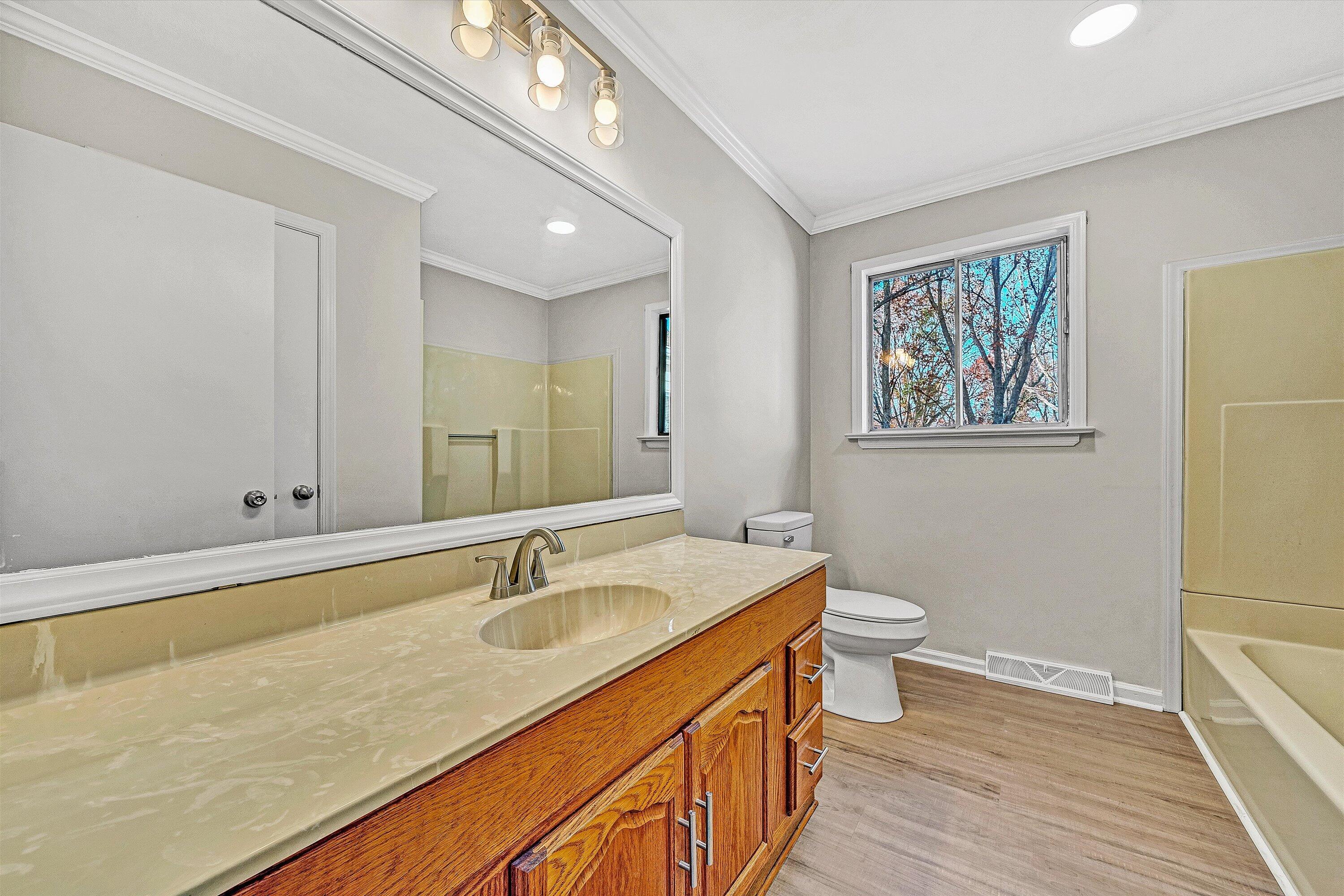915 Halifax CIR