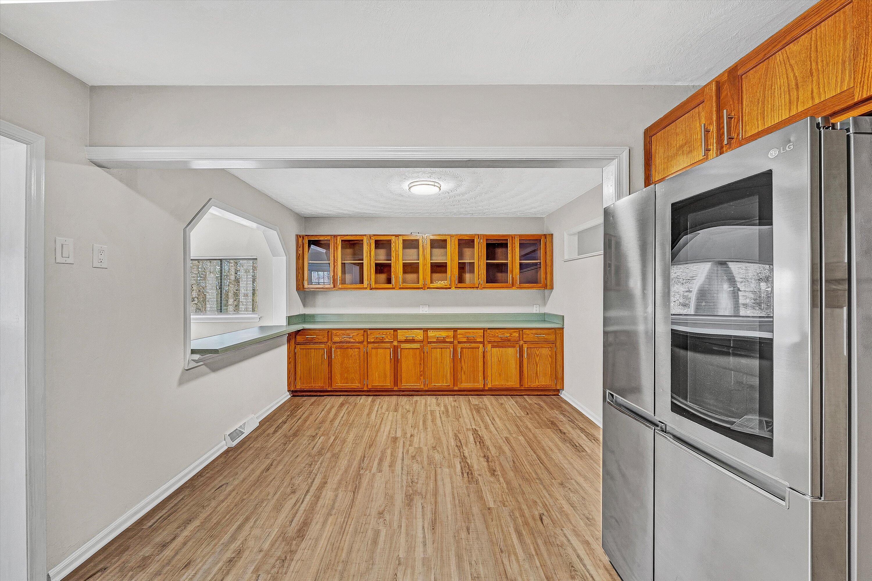 915 Halifax CIR
